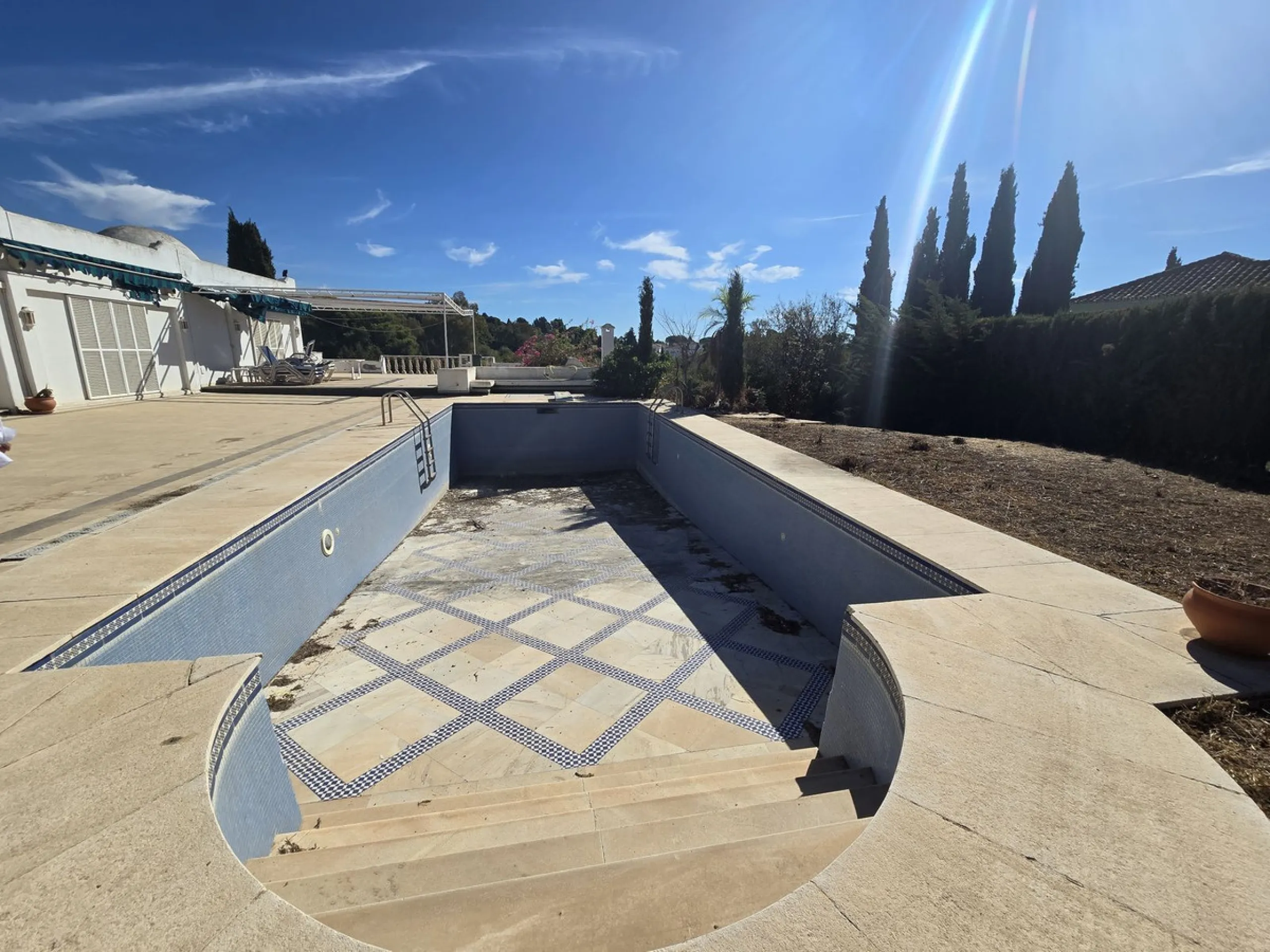 Excellent opportunity - Reform project and villa situated in Marbella Hill Club - 4.000m2 plot