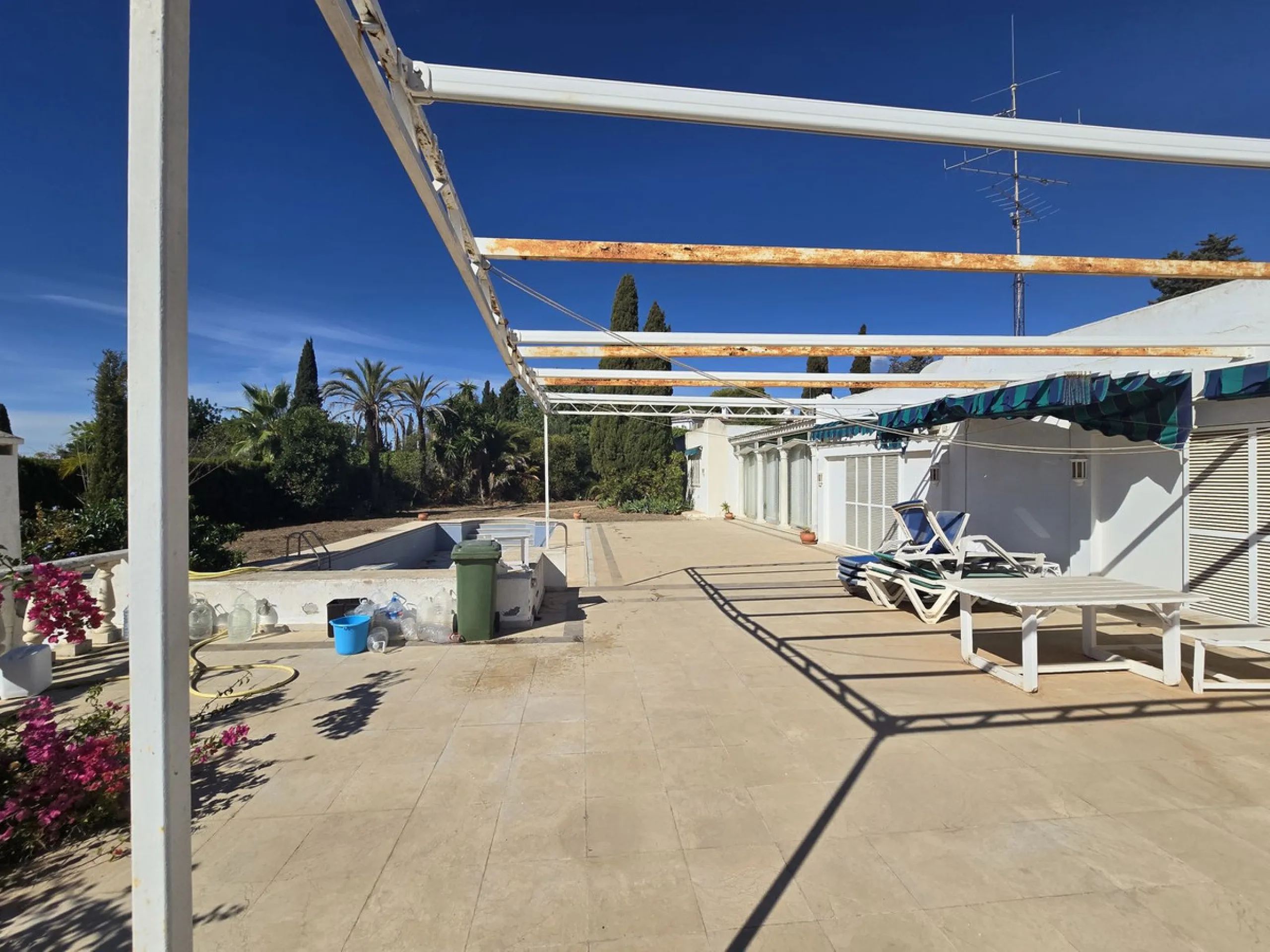 Excellent opportunity - Reform project and villa situated in Marbella Hill Club - 4.000m2 plot