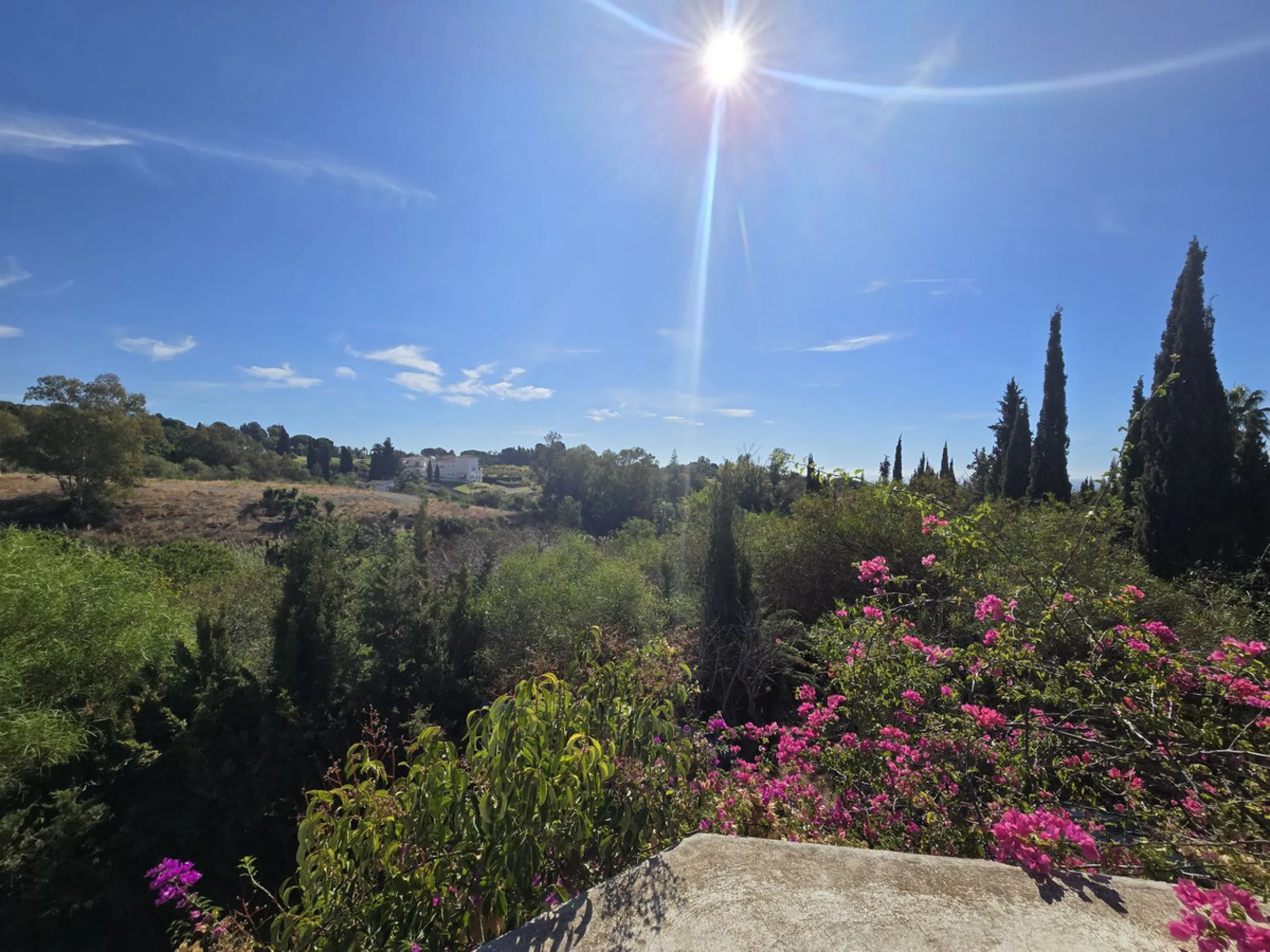 Excellent opportunity - Reform project and villa situated in Marbella Hill Club - 4.000m2 plot