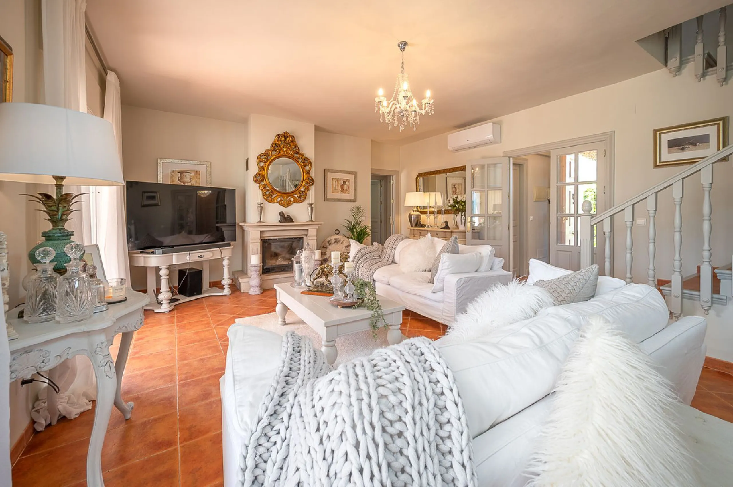 Beautiful detached villa in the outskirts of Coín set on a generous plot with a private pool and landscaped gardens, perfect for enjoying the Mediterranean lifestyle. Originally designed with 3 bedrooms, the property now offers 2 spacious bedrooms: one on