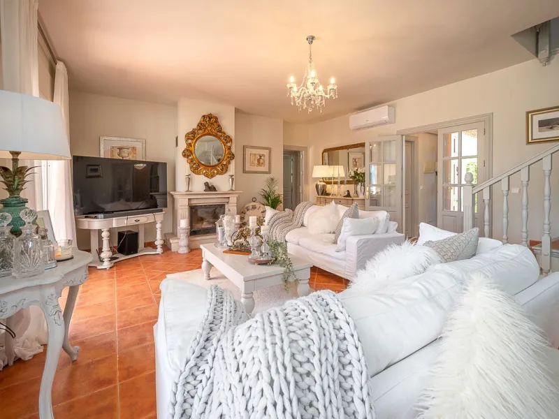Beautiful detached villa in the outskirts of Coín set on a generous plot with a private pool and landscaped gardens, perfect for enjoying the Mediterranean lifestyle. Originally designed with 3 bedrooms, the property now offers 2 spacious bedrooms: one on