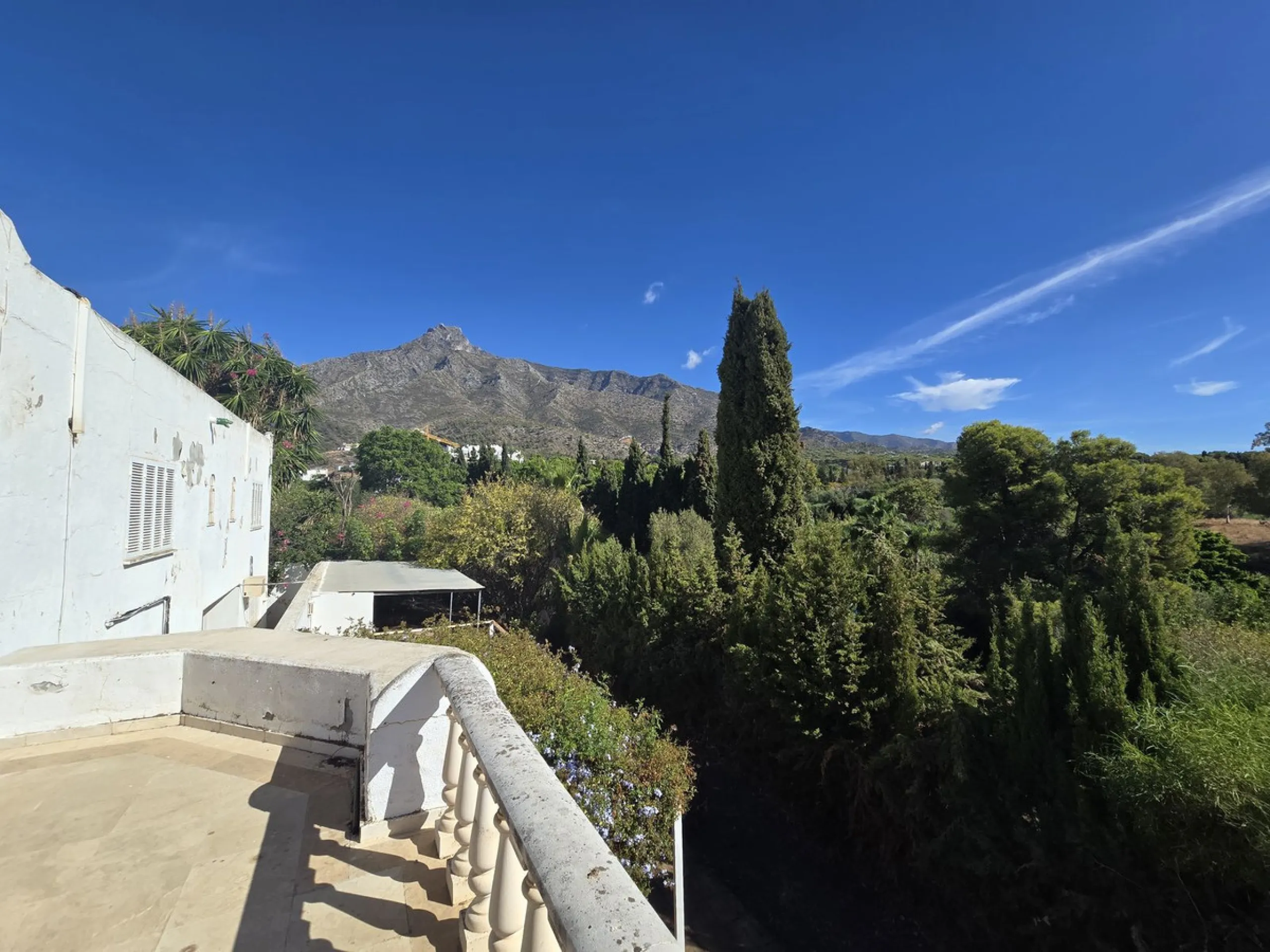 Excellent opportunity - Reform project and villa situated in Marbella Hill Club - 4.000m2 plot