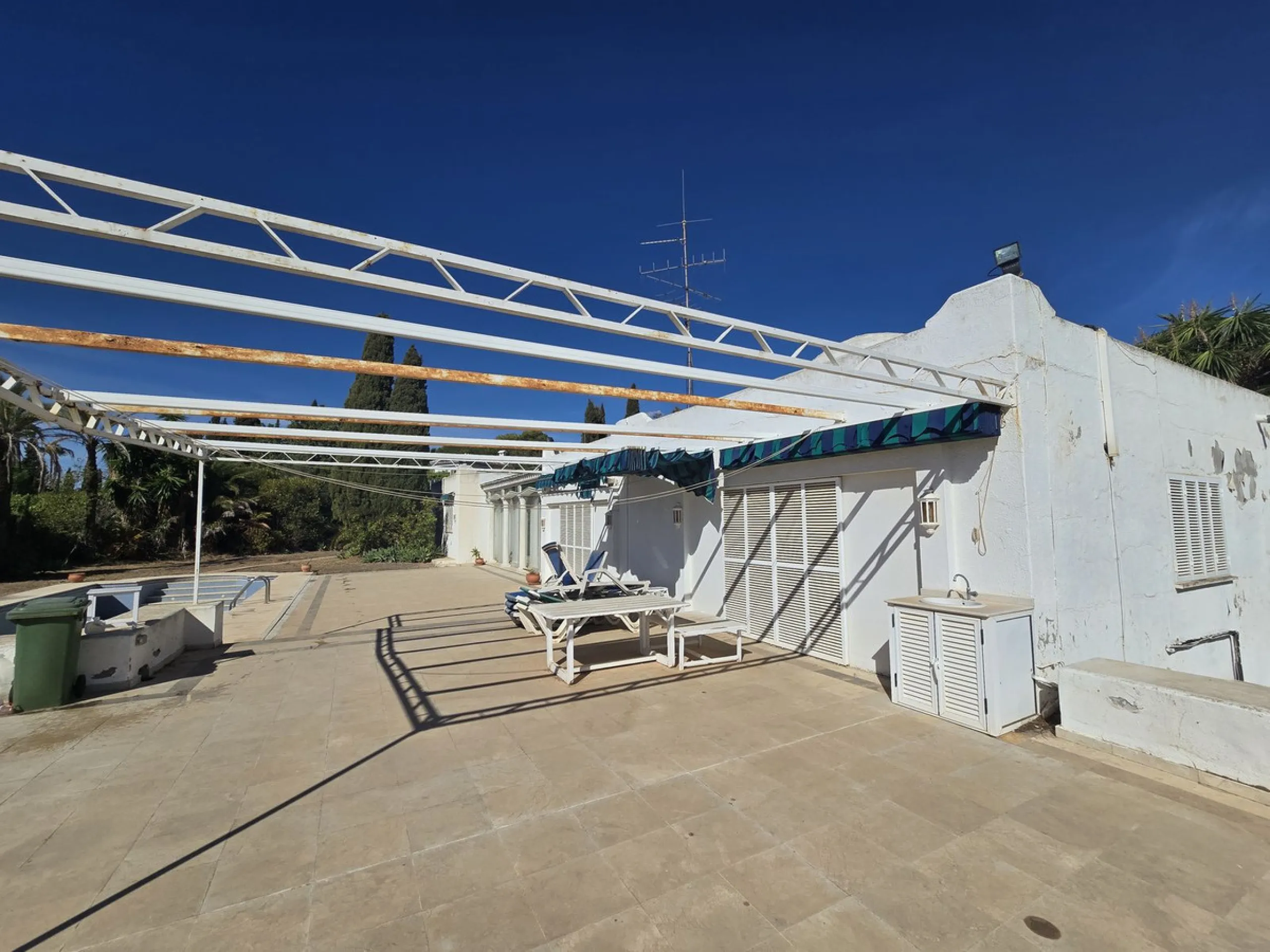 Excellent opportunity - Reform project and villa situated in Marbella Hill Club - 4.000m2 plot
