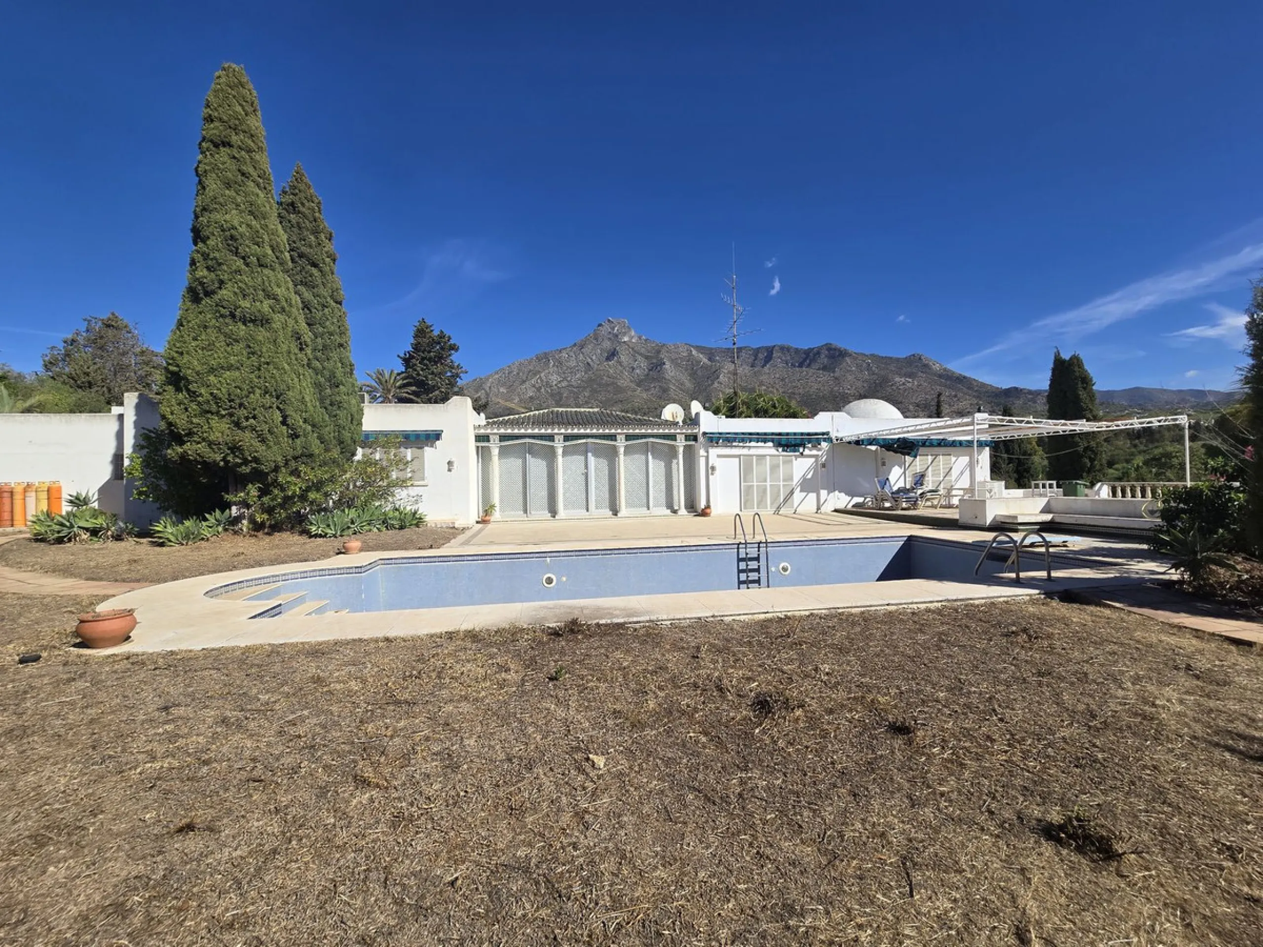 Excellent opportunity - Reform project and villa situated in Marbella Hill Club - 4.000m2 plot