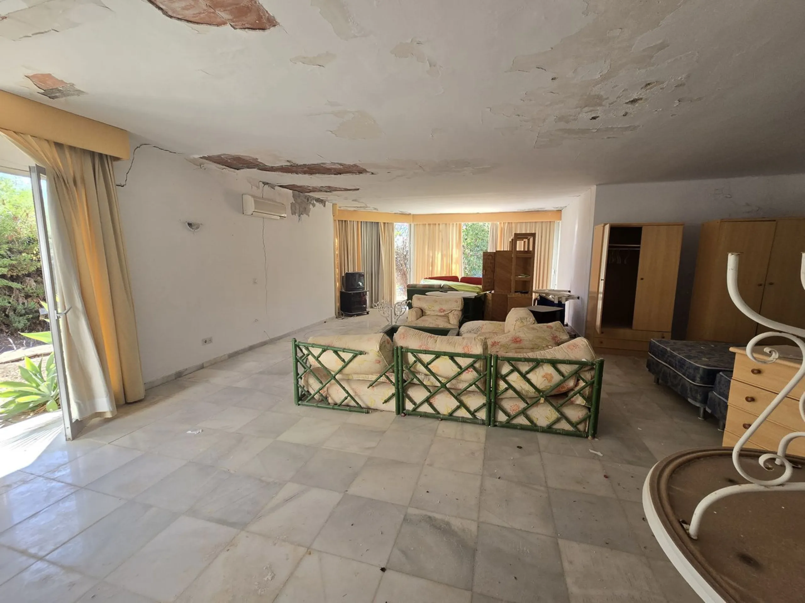 Excellent opportunity - Reform project and villa situated in Marbella Hill Club - 4.000m2 plot