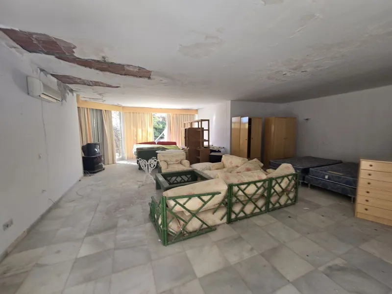 Excellent opportunity - Reform project and villa situated in Marbella Hill Club - 4.000m2 plot