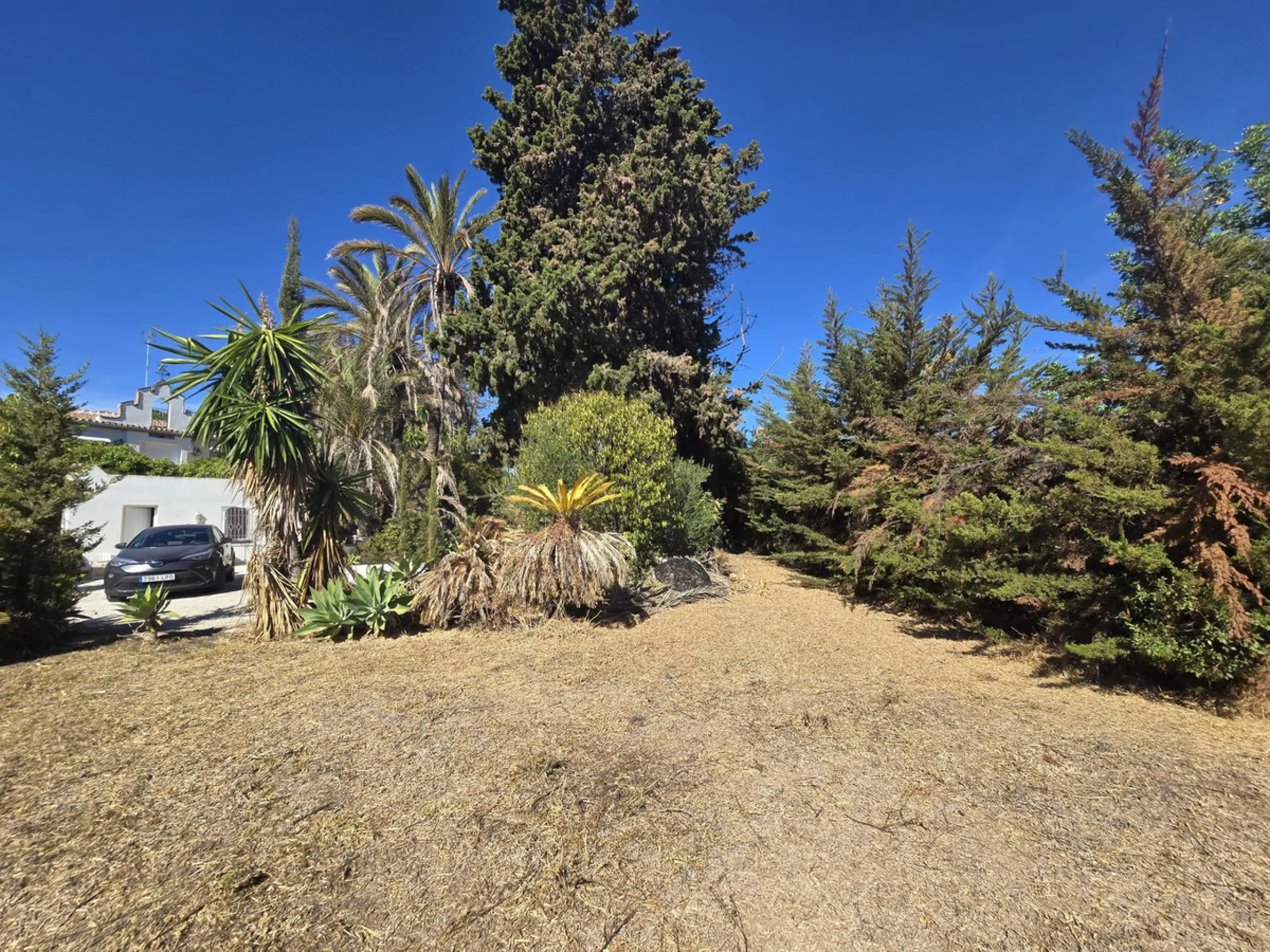 Excellent opportunity - Reform project and villa situated in Marbella Hill Club - 4.000m2 plot