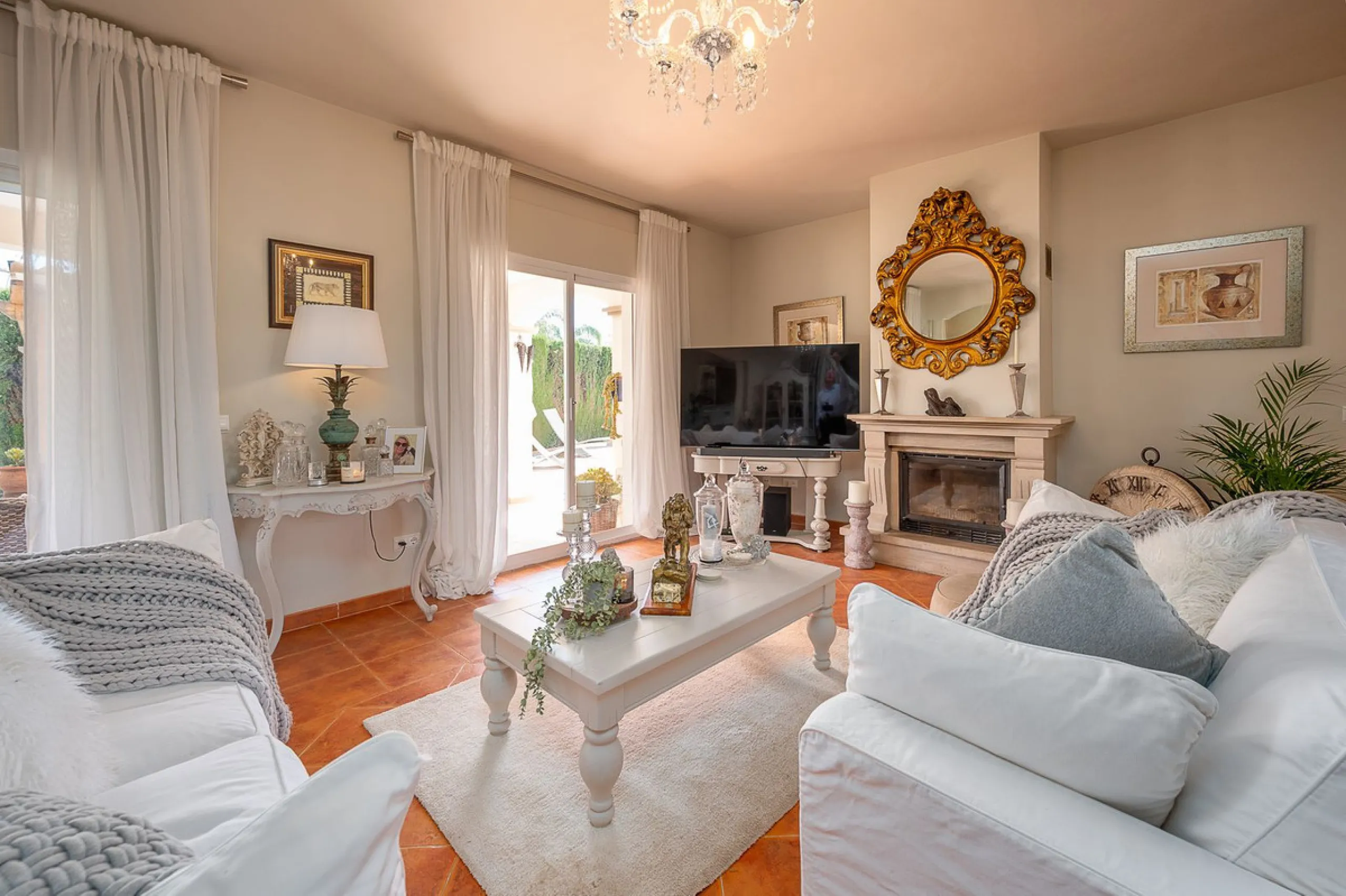 Beautiful detached villa in the outskirts of Coín set on a generous plot with a private pool and landscaped gardens, perfect for enjoying the Mediterranean lifestyle. Originally designed with 3 bedrooms, the property now offers 2 spacious bedrooms: one on