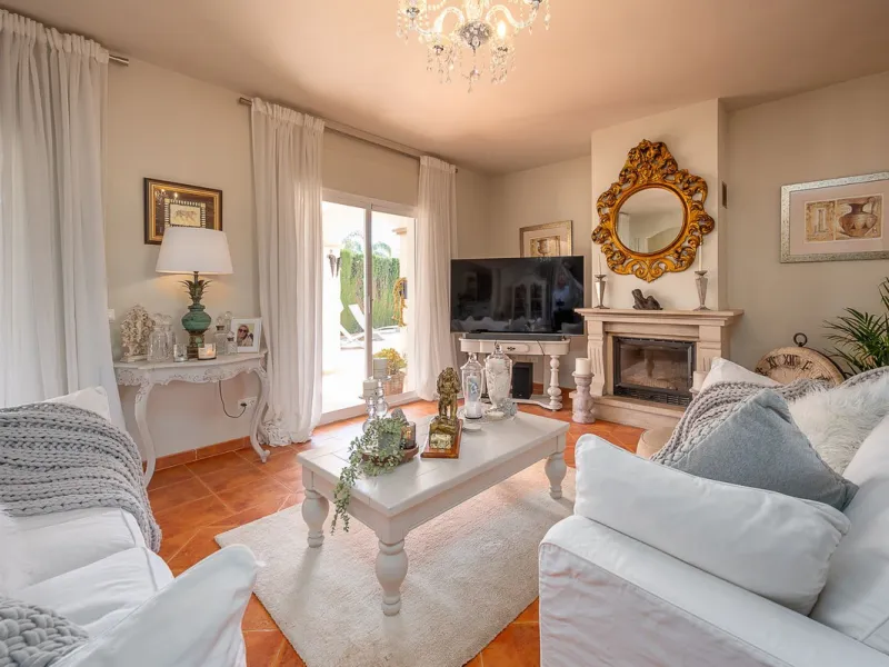 Beautiful detached villa in the outskirts of Coín set on a generous plot with a private pool and landscaped gardens, perfect for enjoying the Mediterranean lifestyle. Originally designed with 3 bedrooms, the property now offers 2 spacious bedrooms: one on