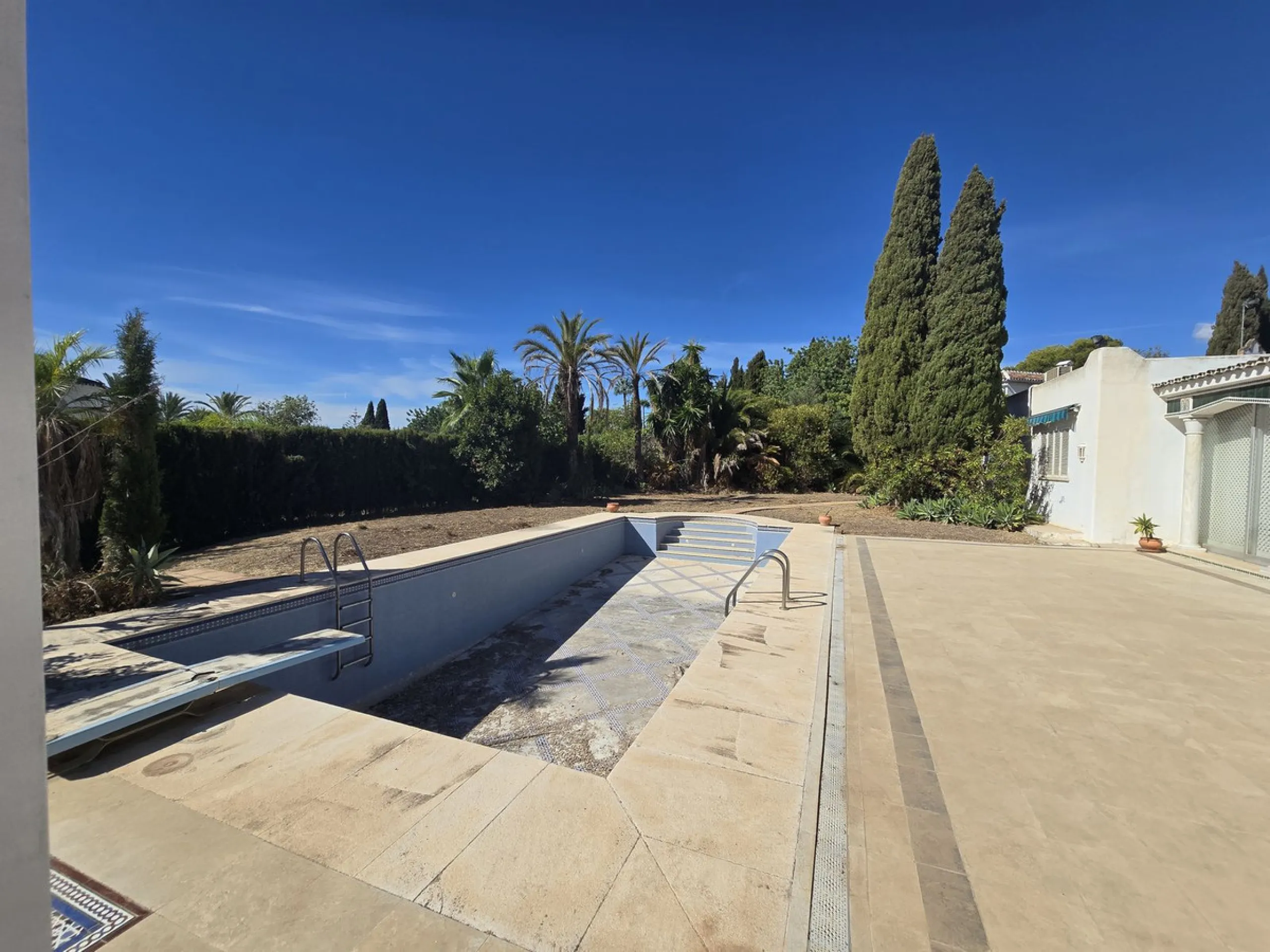 Excellent opportunity - Reform project and villa situated in Marbella Hill Club - 4.000m2 plot