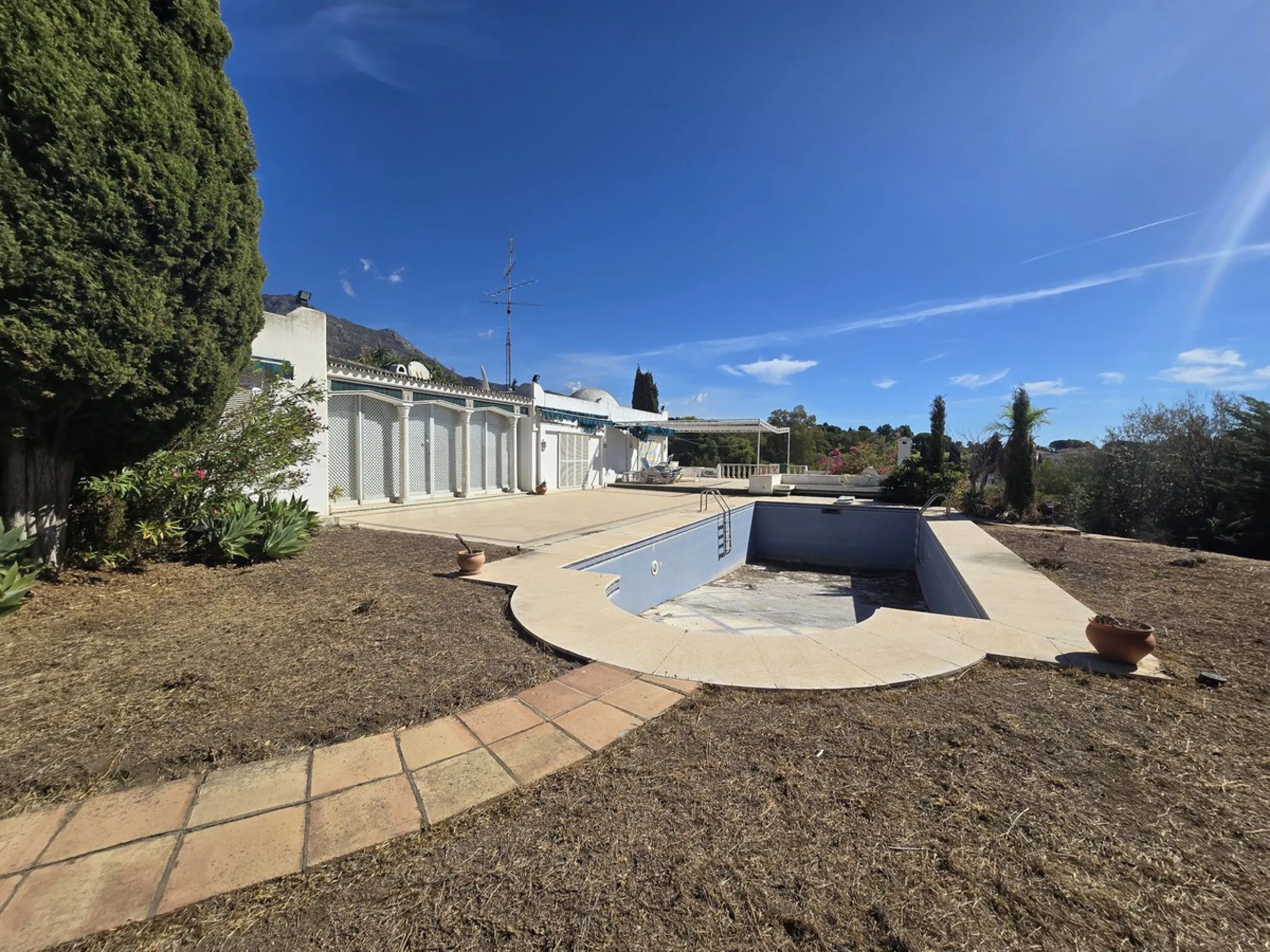 Excellent opportunity - Reform project and villa situated in Marbella Hill Club - 4.000m2 plot