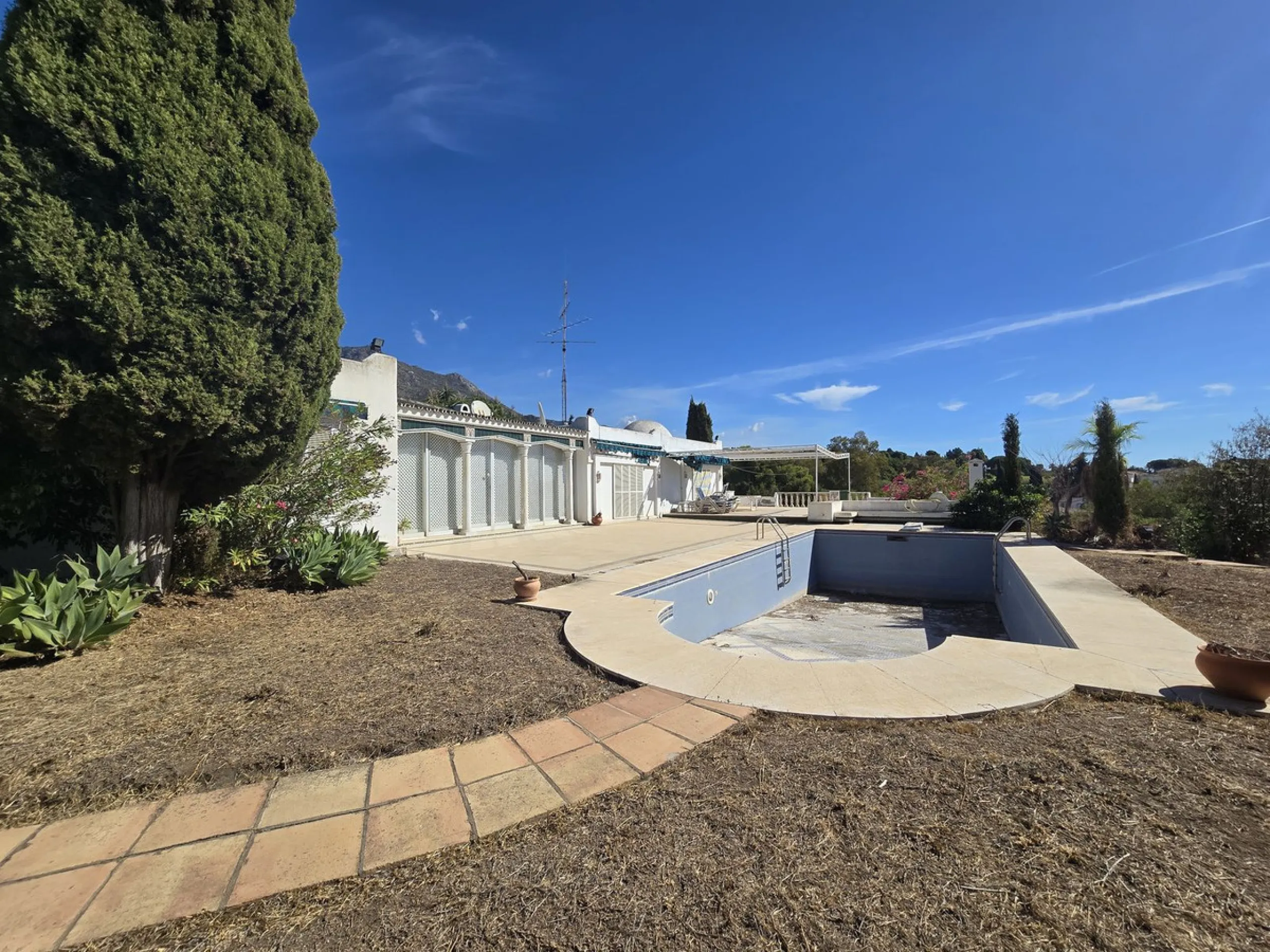 Excellent opportunity - Reform project and villa situated in Marbella Hill Club - 4.000m2 plot