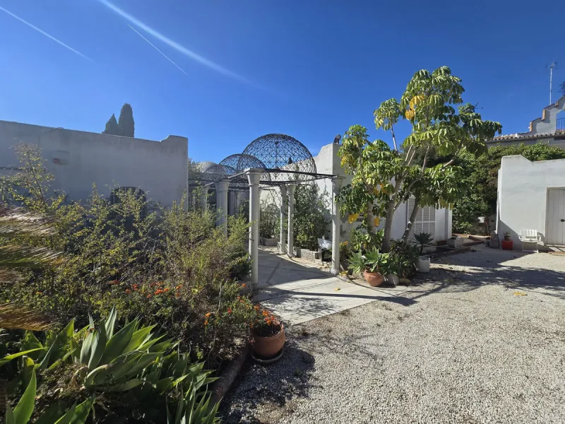 Excellent opportunity - Reform project and villa situated in Marbella Hill Club - 4.000m2 plot