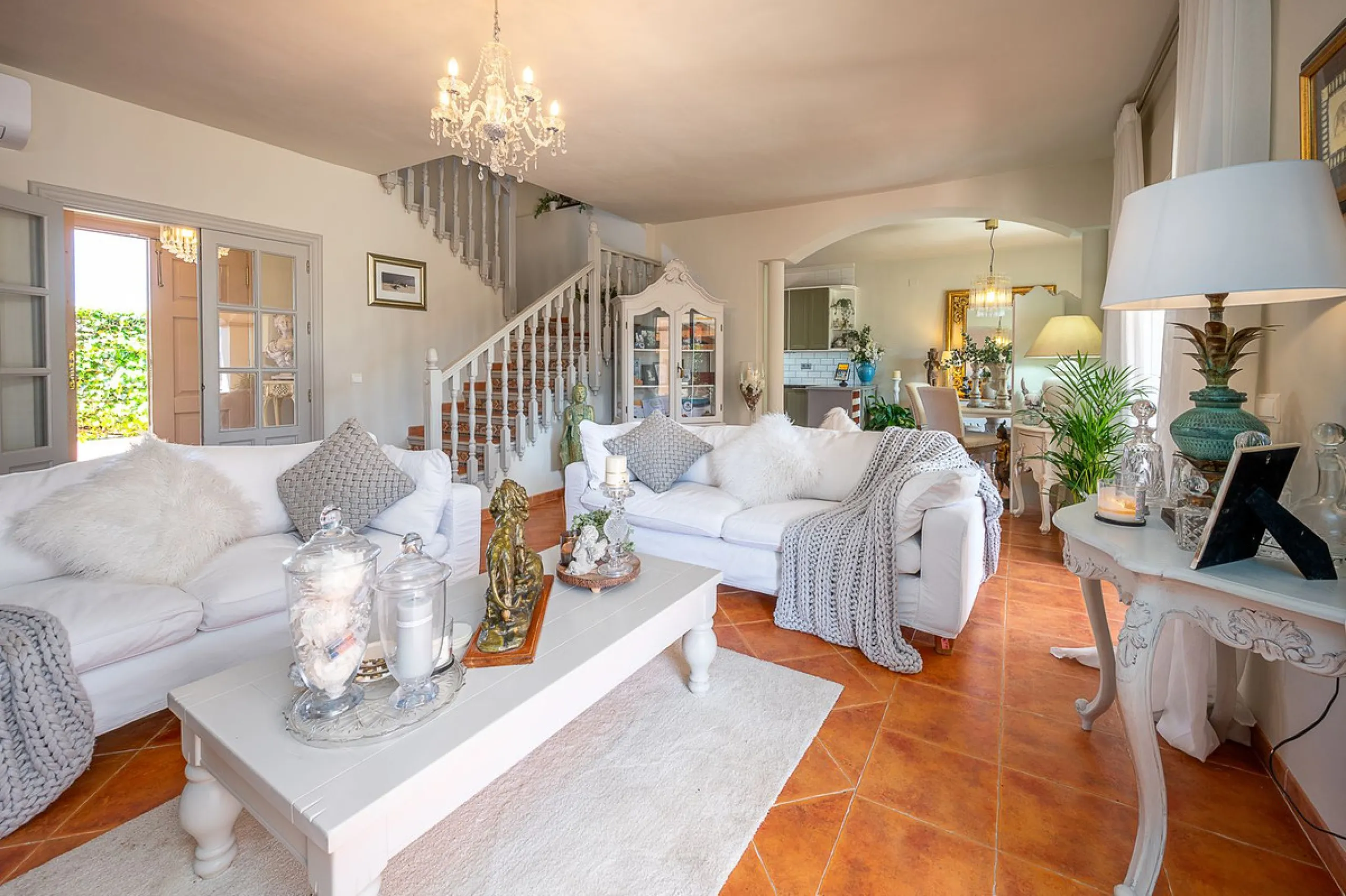 Beautiful detached villa in the outskirts of Coín set on a generous plot with a private pool and landscaped gardens, perfect for enjoying the Mediterranean lifestyle. Originally designed with 3 bedrooms, the property now offers 2 spacious bedrooms: one on