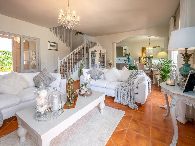 Beautiful detached villa in the outskirts of Coín set on a generous plot with a private pool and landscaped gardens, perfect for enjoying the Mediterranean lifestyle. Originally designed with 3 bedrooms, the property now offers 2 spacious bedrooms: one on