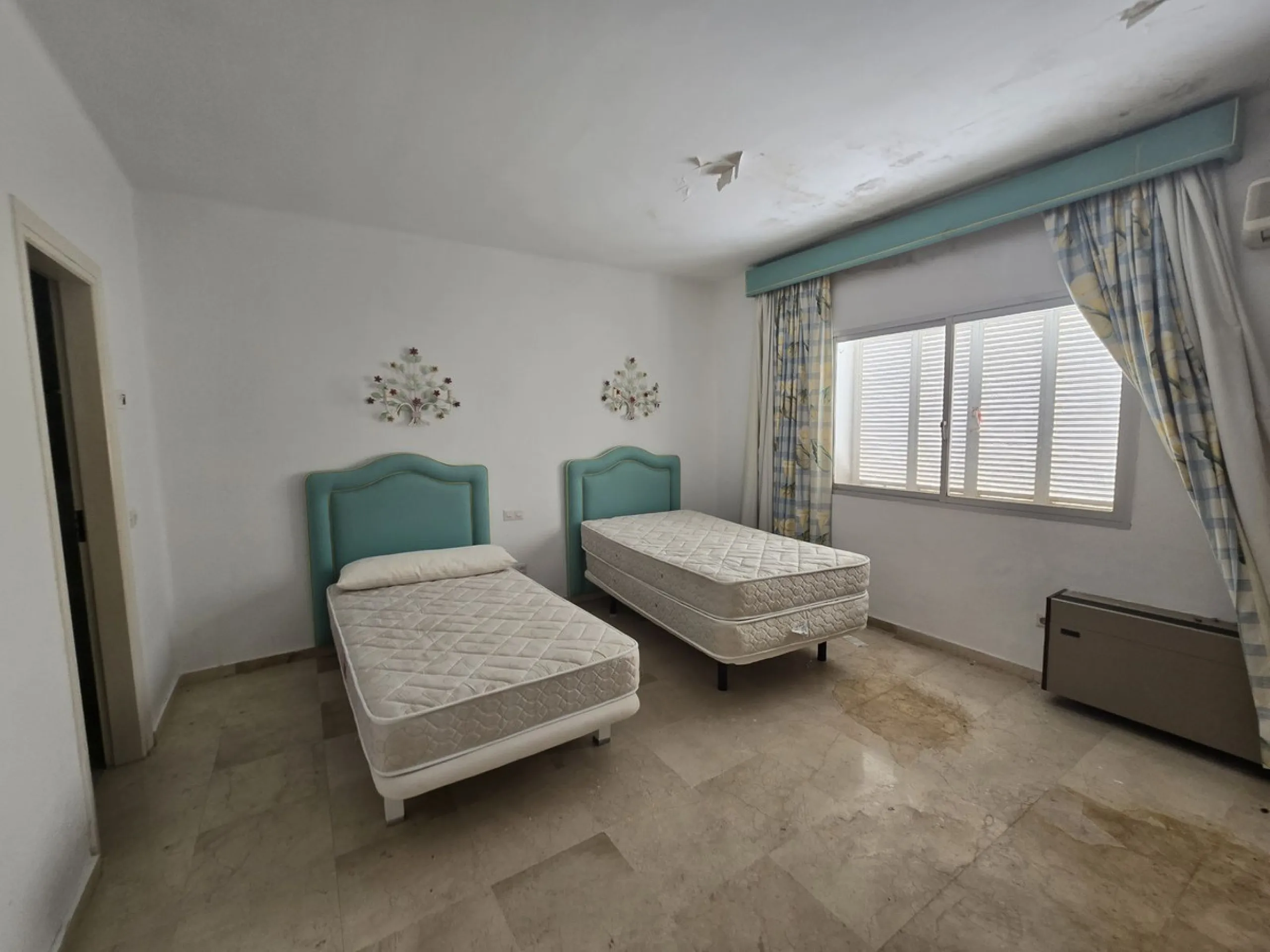 Excellent opportunity - Reform project and villa situated in Marbella Hill Club - 4.000m2 plot