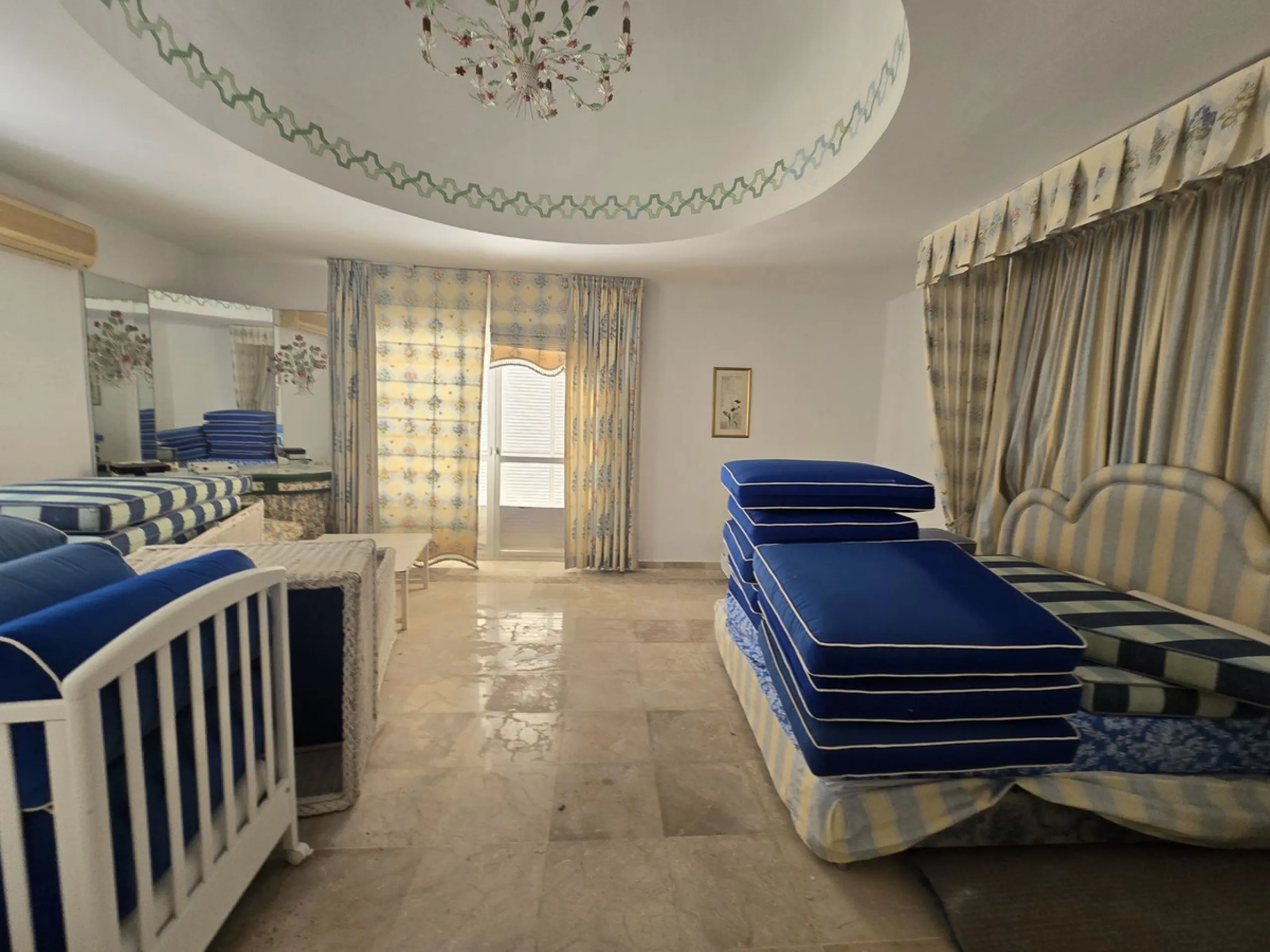 Excellent opportunity - Reform project and villa situated in Marbella Hill Club - 4.000m2 plot
