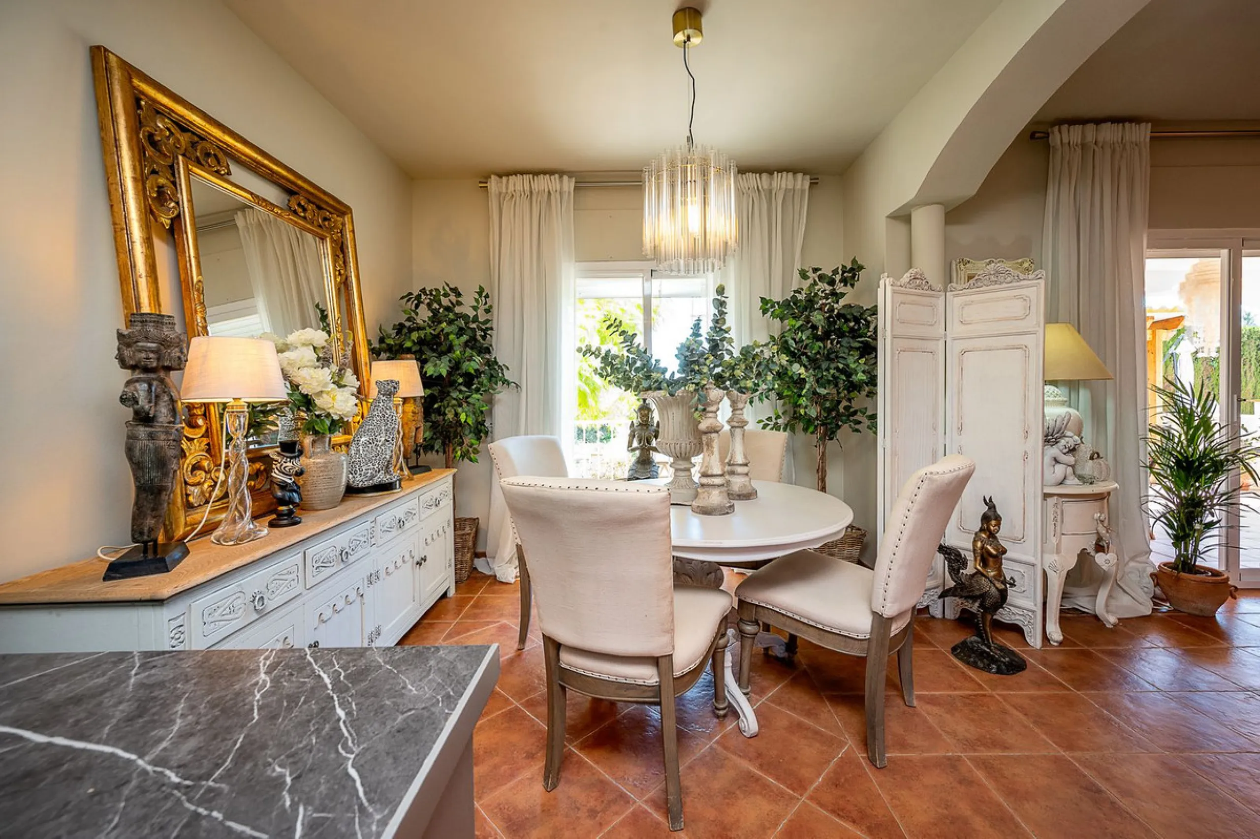 Beautiful detached villa in the outskirts of Coín set on a generous plot with a private pool and landscaped gardens, perfect for enjoying the Mediterranean lifestyle. Originally designed with 3 bedrooms, the property now offers 2 spacious bedrooms: one on