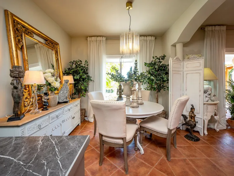 Beautiful detached villa in the outskirts of Coín set on a generous plot with a private pool and landscaped gardens, perfect for enjoying the Mediterranean lifestyle. Originally designed with 3 bedrooms, the property now offers 2 spacious bedrooms: one on