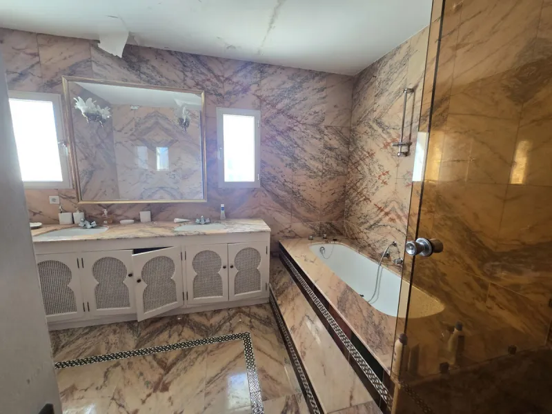 Excellent opportunity - Reform project and villa situated in Marbella Hill Club - 4.000m2 plot