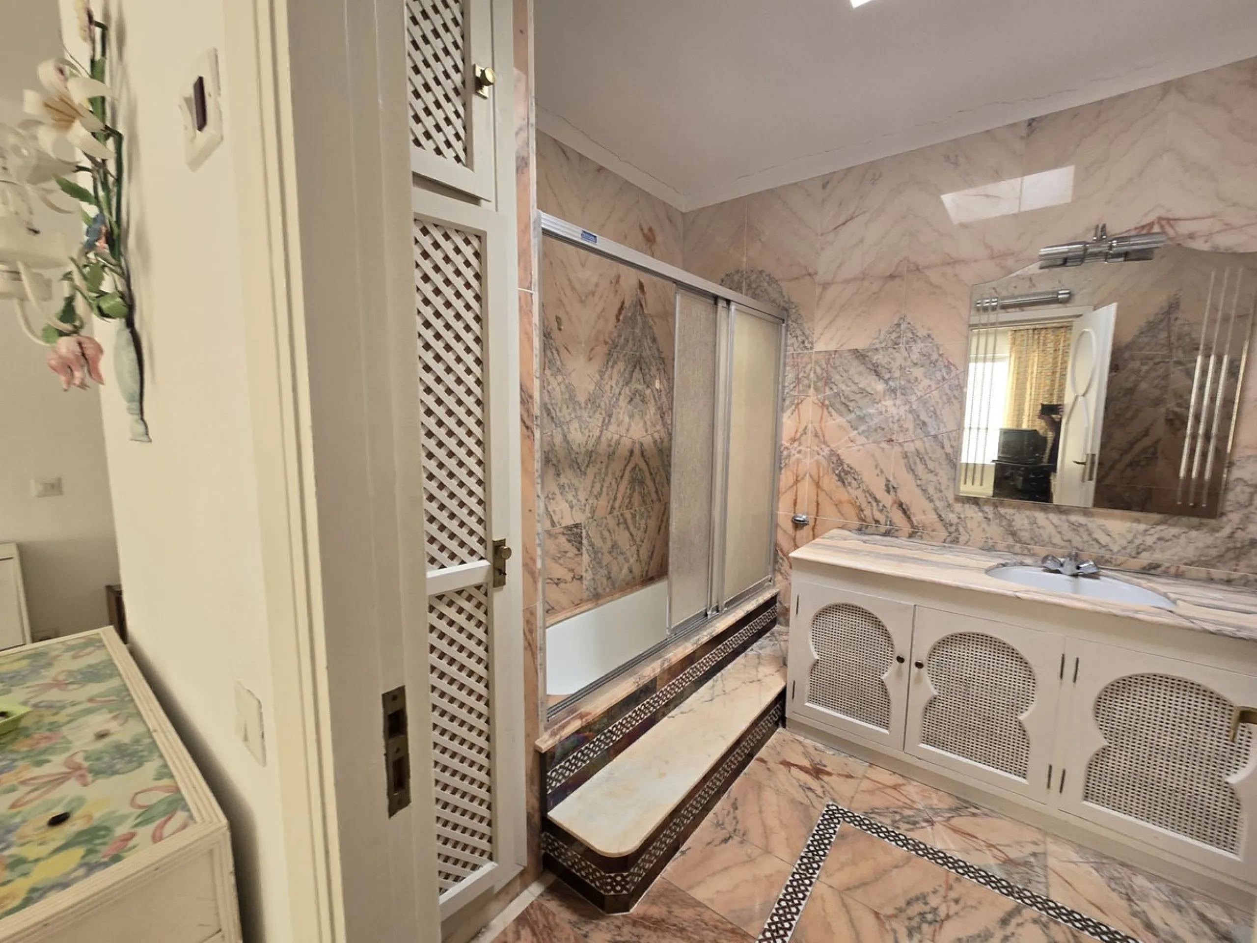 Excellent opportunity - Reform project and villa situated in Marbella Hill Club - 4.000m2 plot