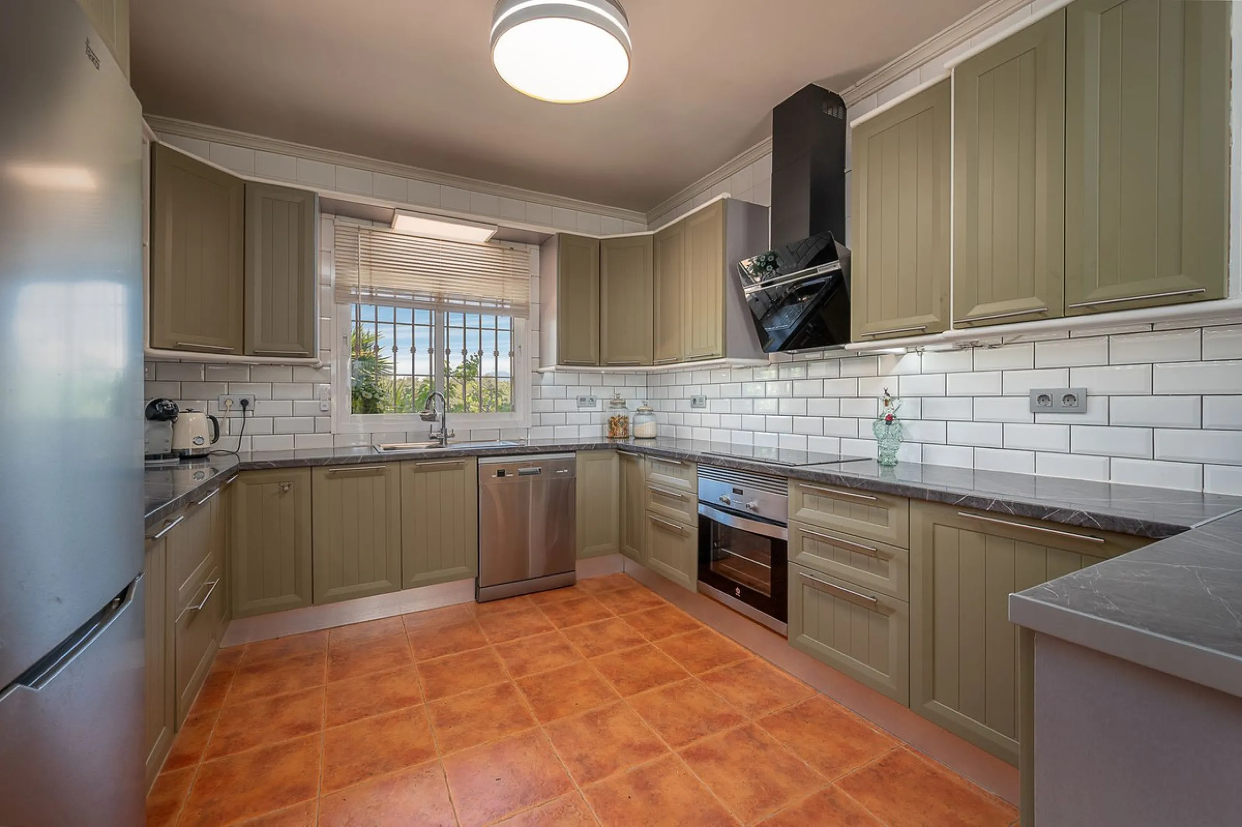 Beautiful detached villa in the outskirts of Coín set on a generous plot with a private pool and landscaped gardens, perfect for enjoying the Mediterranean lifestyle. Originally designed with 3 bedrooms, the property now offers 2 spacious bedrooms: one on