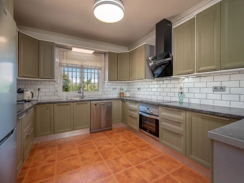 Beautiful detached villa in the outskirts of Coín set on a generous plot with a private pool and landscaped gardens, perfect for enjoying the Mediterranean lifestyle. Originally designed with 3 bedrooms, the property now offers 2 spacious bedrooms: one on