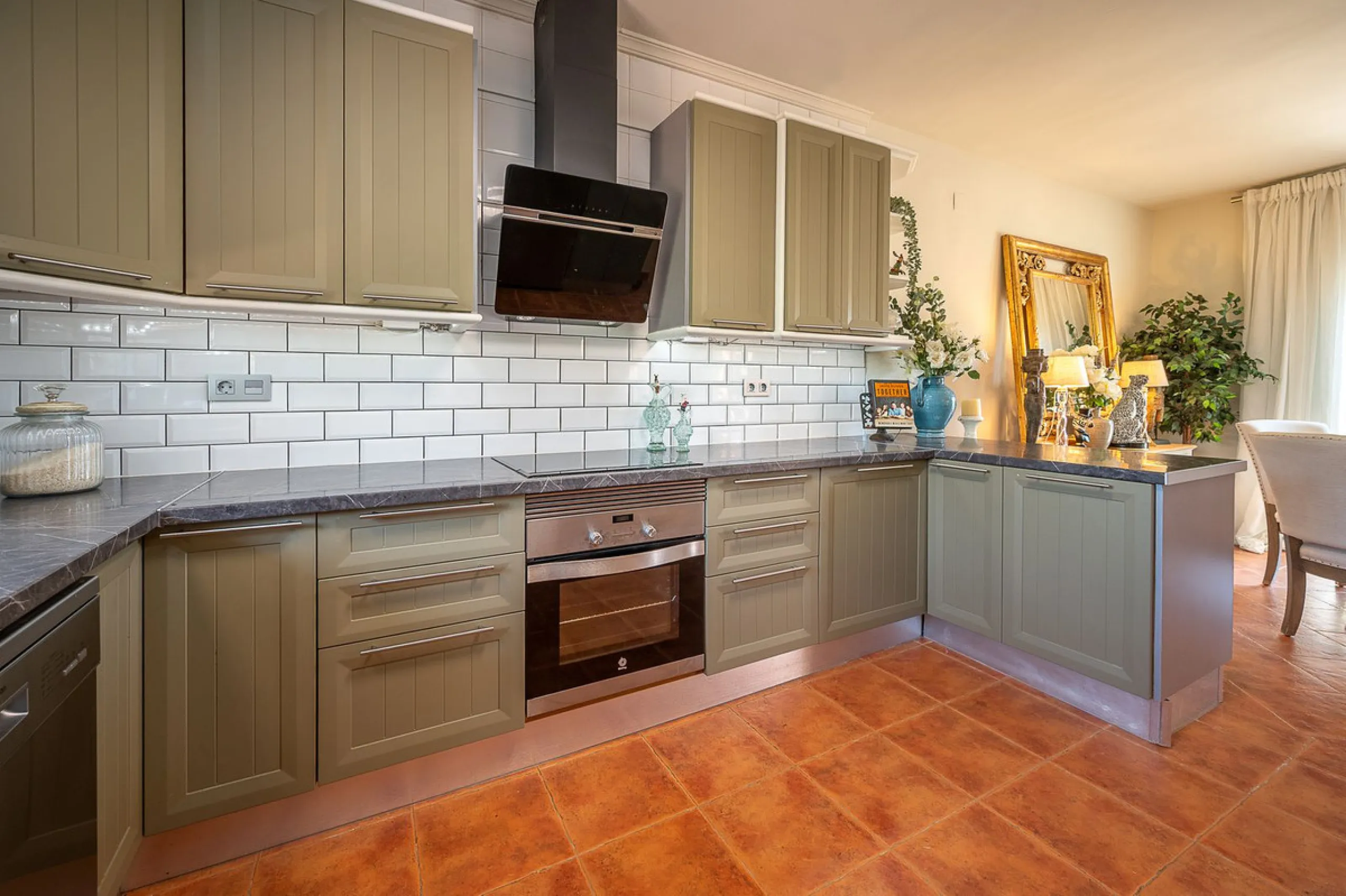 Beautiful detached villa in the outskirts of Coín set on a generous plot with a private pool and landscaped gardens, perfect for enjoying the Mediterranean lifestyle. Originally designed with 3 bedrooms, the property now offers 2 spacious bedrooms: one on