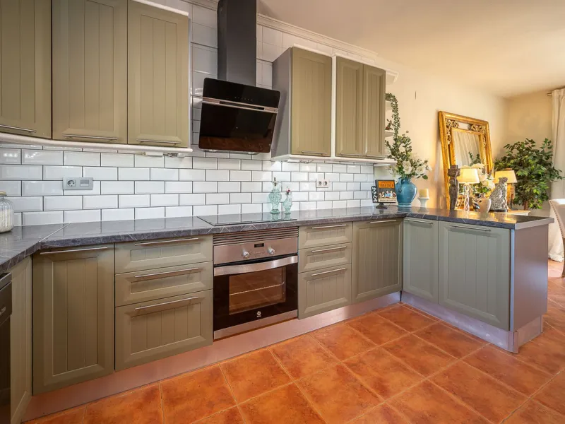 Beautiful detached villa in the outskirts of Coín set on a generous plot with a private pool and landscaped gardens, perfect for enjoying the Mediterranean lifestyle. Originally designed with 3 bedrooms, the property now offers 2 spacious bedrooms: one on