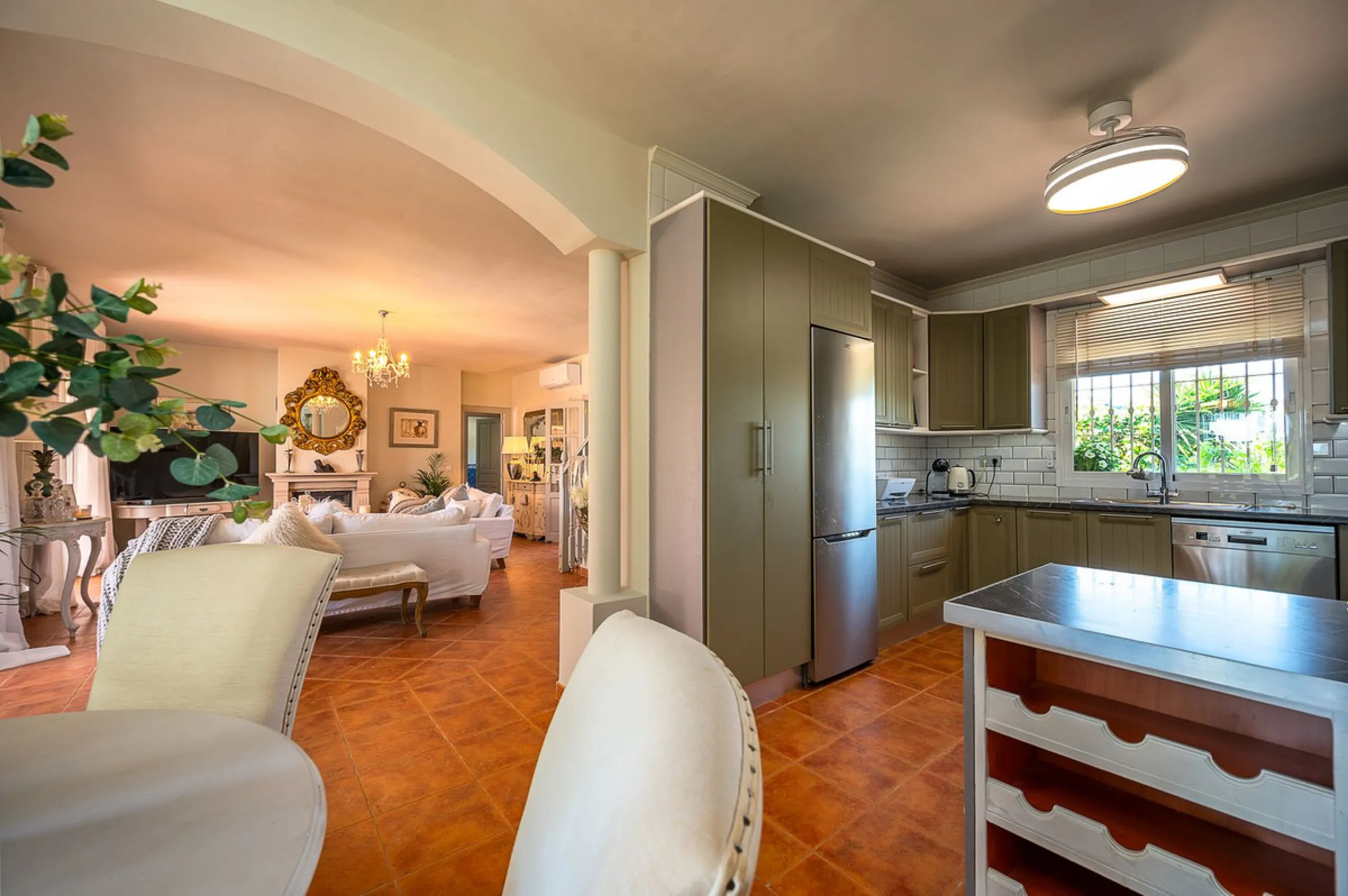Beautiful detached villa in the outskirts of Coín set on a generous plot with a private pool and landscaped gardens, perfect for enjoying the Mediterranean lifestyle. Originally designed with 3 bedrooms, the property now offers 2 spacious bedrooms: one on