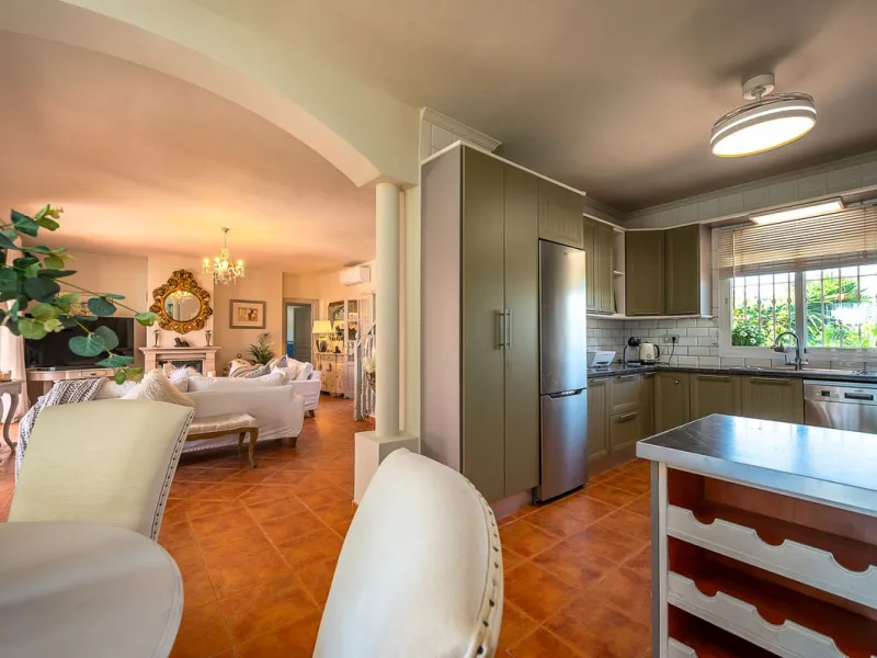 Beautiful detached villa in the outskirts of Coín set on a generous plot with a private pool and landscaped gardens, perfect for enjoying the Mediterranean lifestyle. Originally designed with 3 bedrooms, the property now offers 2 spacious bedrooms: one on