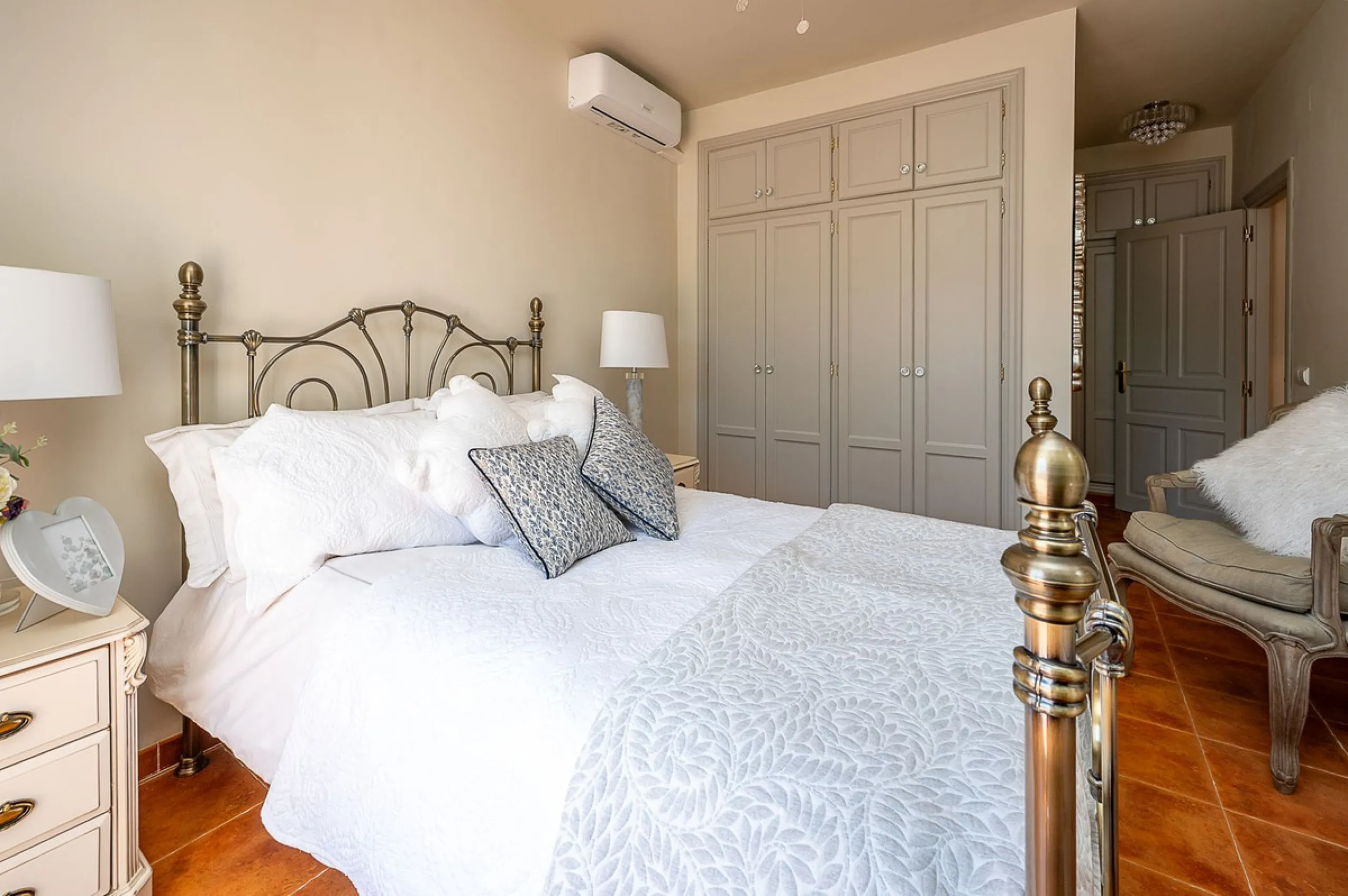 Beautiful detached villa in the outskirts of Coín set on a generous plot with a private pool and landscaped gardens, perfect for enjoying the Mediterranean lifestyle. Originally designed with 3 bedrooms, the property now offers 2 spacious bedrooms: one on