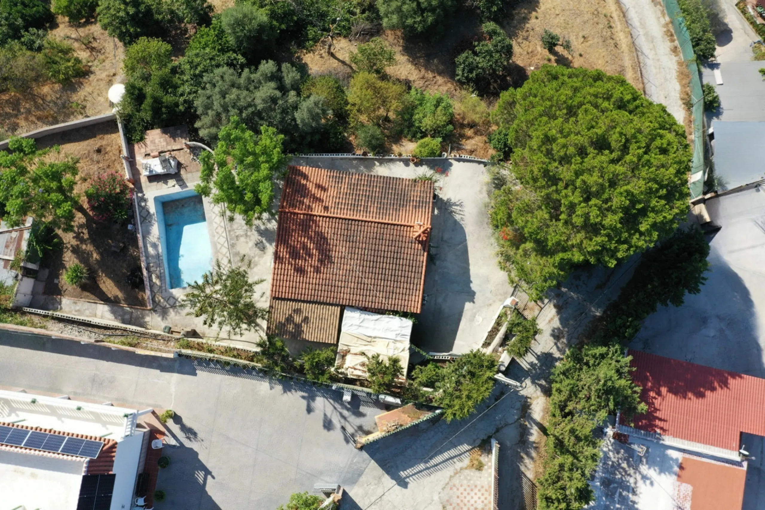 Located in the charming area of Seghers, in Estepona, this large rustic estate of 2,760 m² offers a unique opportunity to enjoy the tranquility of the countryside without giving up the proximity of essential services.
