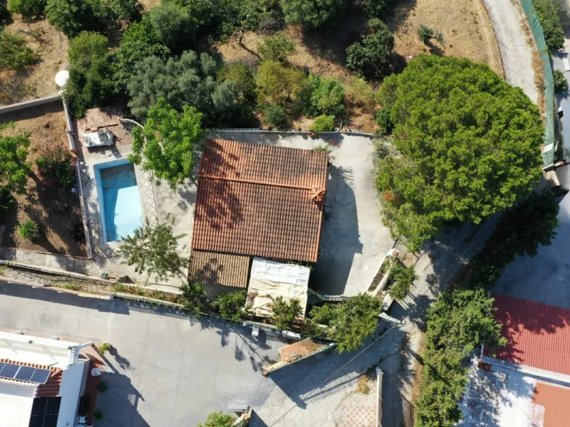 Located in the charming area of Seghers, in Estepona, this large rustic estate of 2,760 m² offers a unique opportunity to enjoy the tranquility of the countryside without giving up the proximity of essential services.