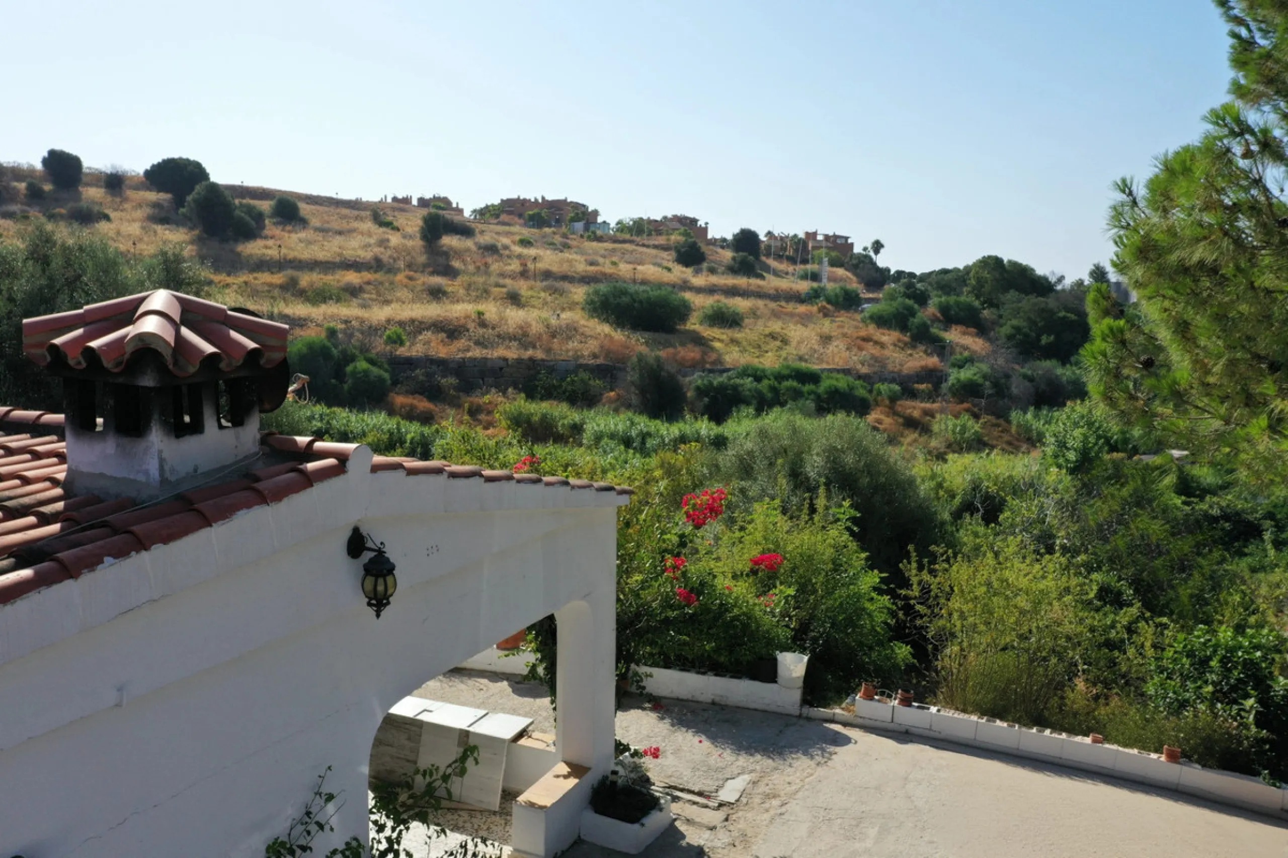 Located in the charming area of Seghers, in Estepona, this large rustic estate of 2,760 m² offers a unique opportunity to enjoy the tranquility of the countryside without giving up the proximity of essential services.