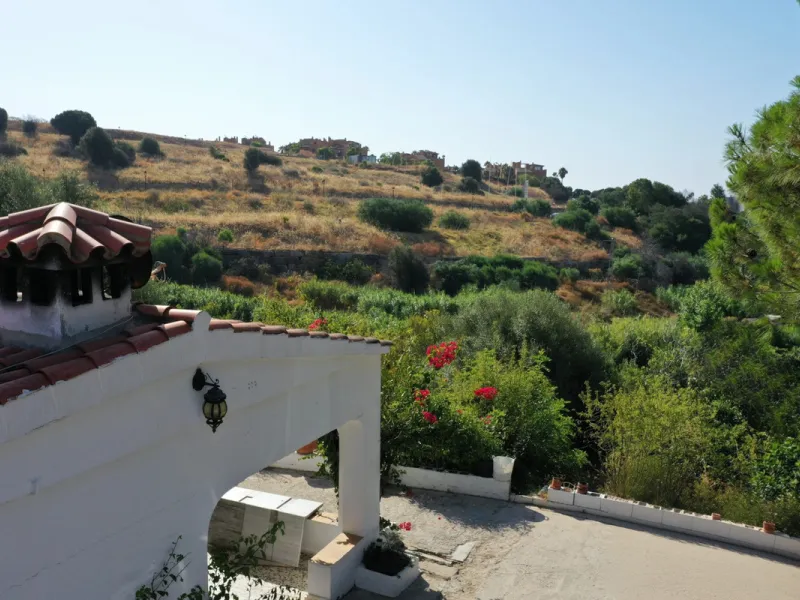 Located in the charming area of Seghers, in Estepona, this large rustic estate of 2,760 m² offers a unique opportunity to enjoy the tranquility of the countryside without giving up the proximity of essential services.
