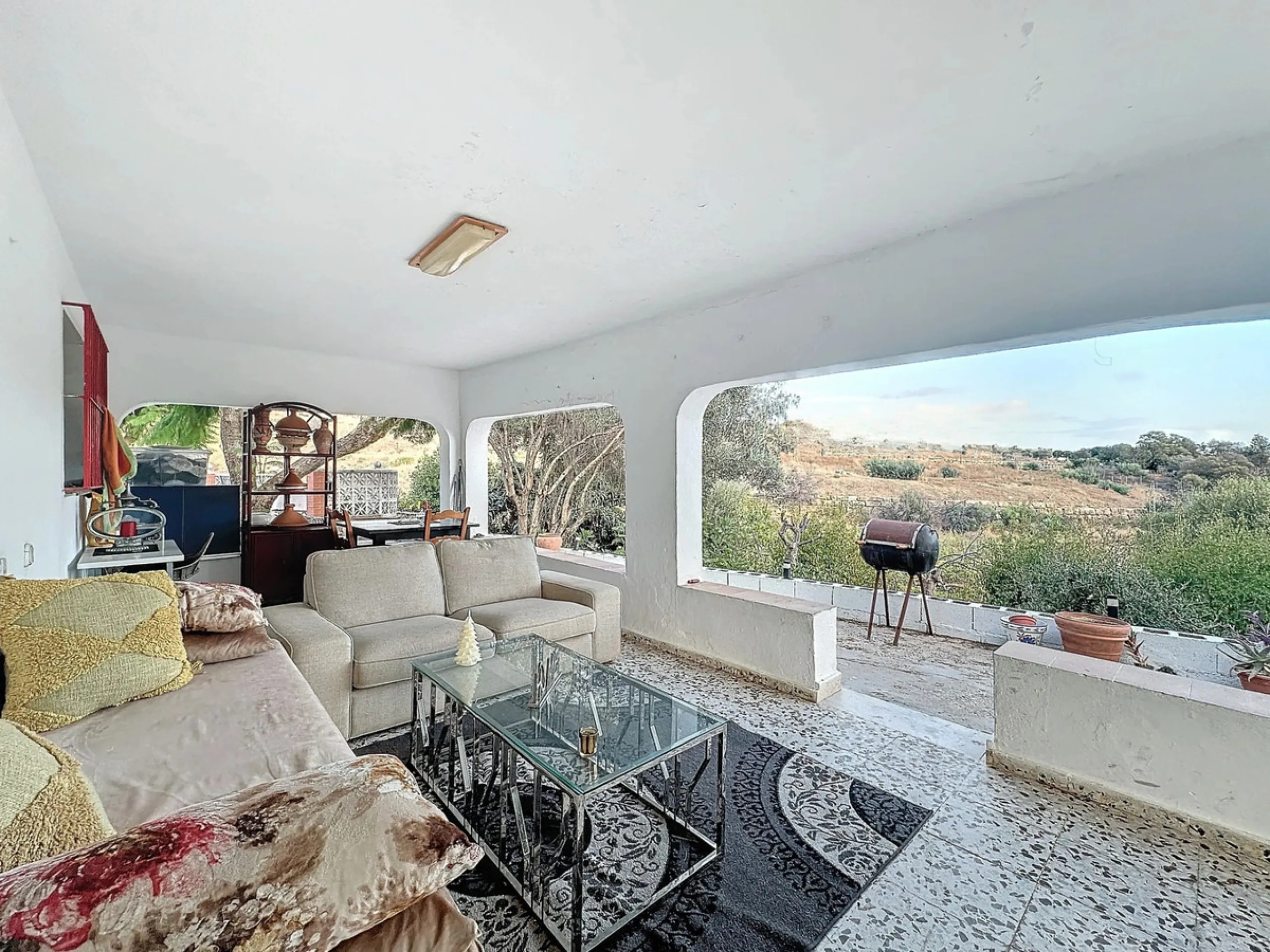 Located in the charming area of Seghers, in Estepona, this large rustic estate of 2,760 m² offers a unique opportunity to enjoy the tranquility of the countryside without giving up the proximity of essential services.