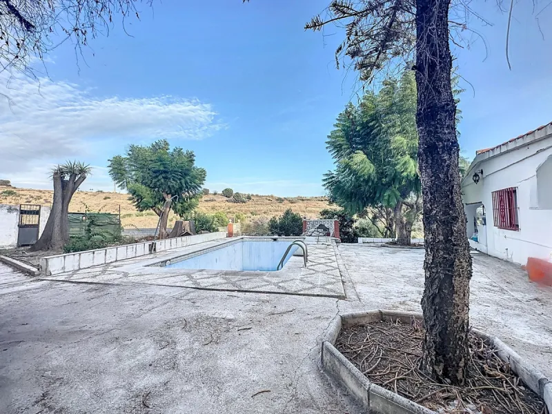Located in the charming area of Seghers, in Estepona, this large rustic estate of 2,760 m² offers a unique opportunity to enjoy the tranquility of the countryside without giving up the proximity of essential services.