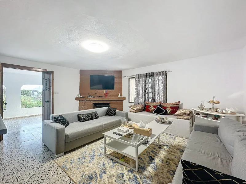 Located in the charming area of Seghers, in Estepona, this large rustic estate of 2,760 m² offers a unique opportunity to enjoy the tranquility of the countryside without giving up the proximity of essential services.