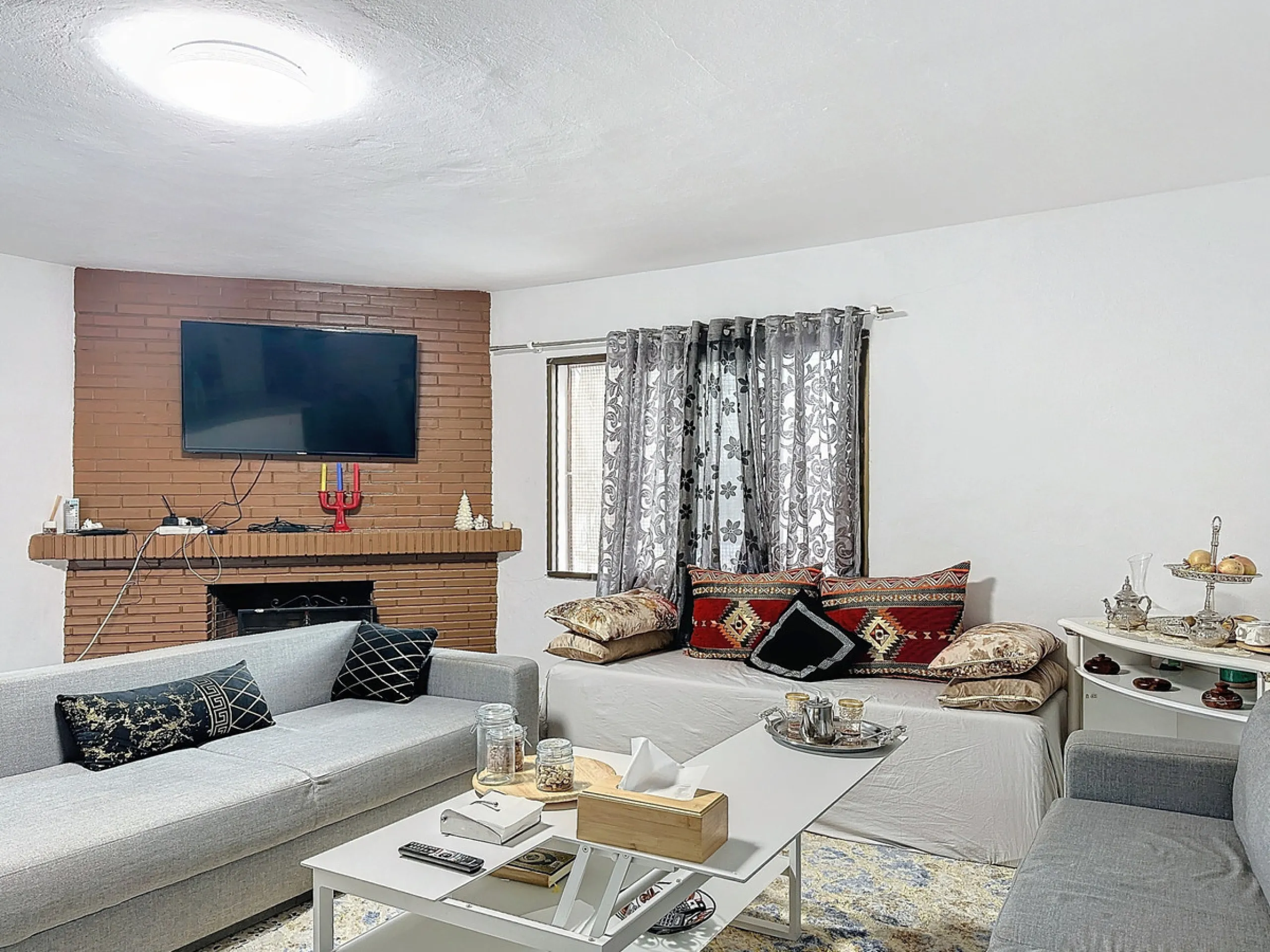 Located in the charming area of Seghers, in Estepona, this large rustic estate of 2,760 m² offers a unique opportunity to enjoy the tranquility of the countryside without giving up the proximity of essential services.
