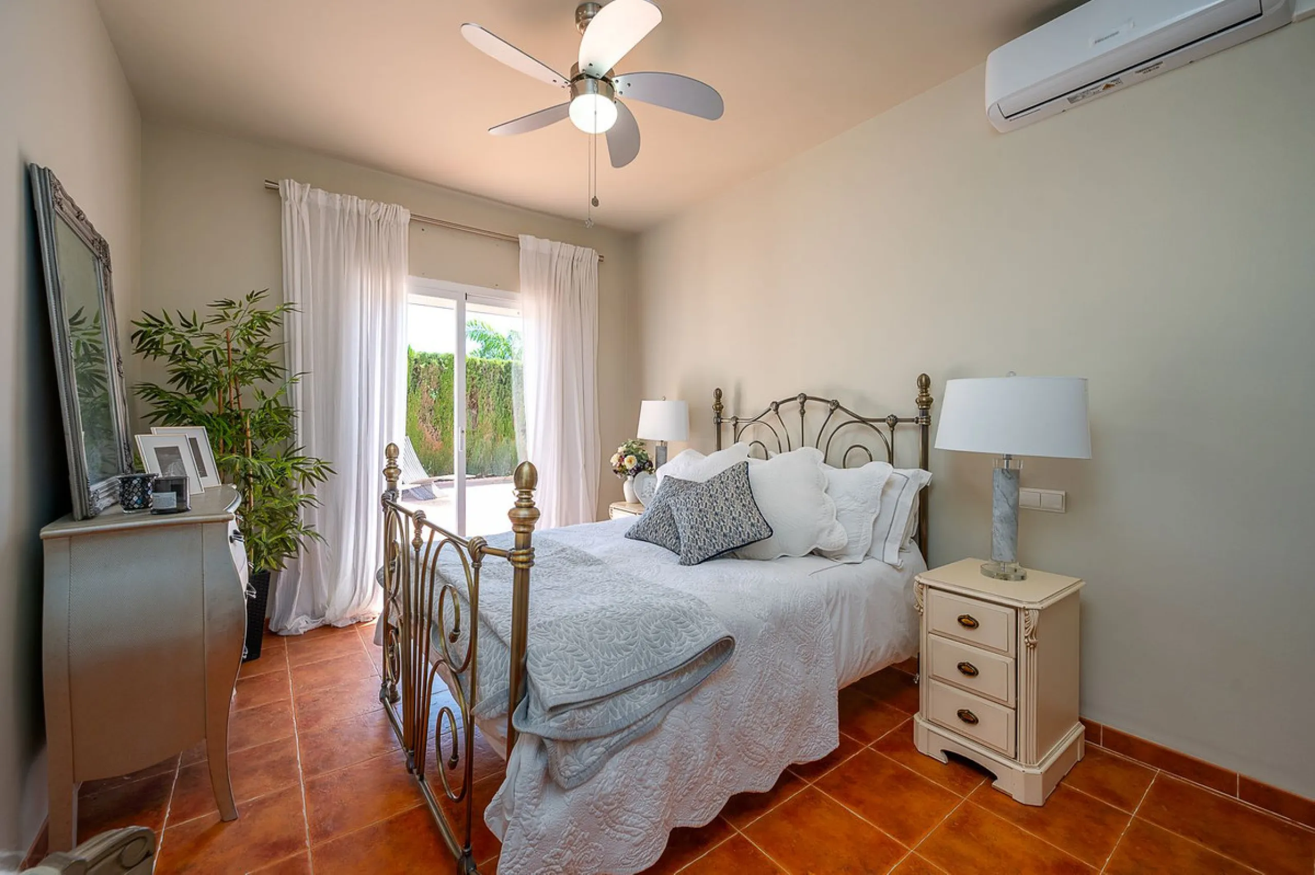 Beautiful detached villa in the outskirts of Coín set on a generous plot with a private pool and landscaped gardens, perfect for enjoying the Mediterranean lifestyle. Originally designed with 3 bedrooms, the property now offers 2 spacious bedrooms: one on