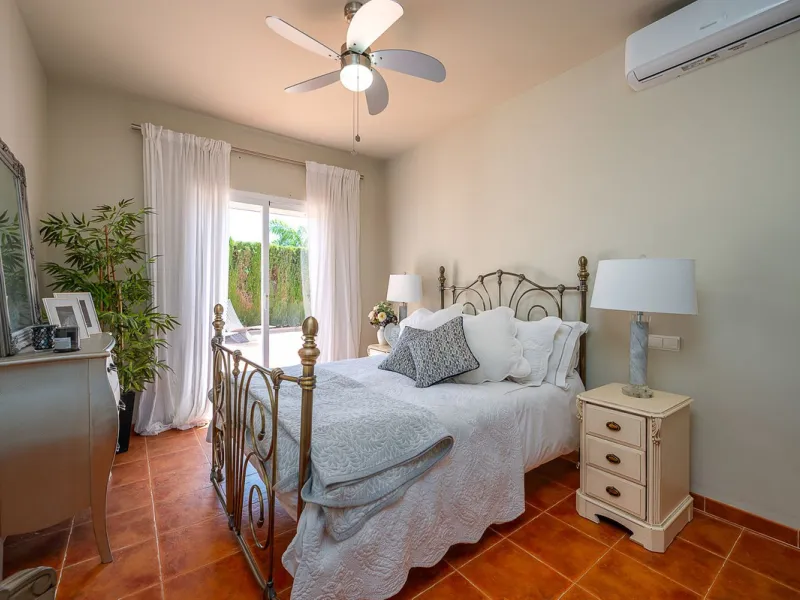 Beautiful detached villa in the outskirts of Coín set on a generous plot with a private pool and landscaped gardens, perfect for enjoying the Mediterranean lifestyle. Originally designed with 3 bedrooms, the property now offers 2 spacious bedrooms: one on
