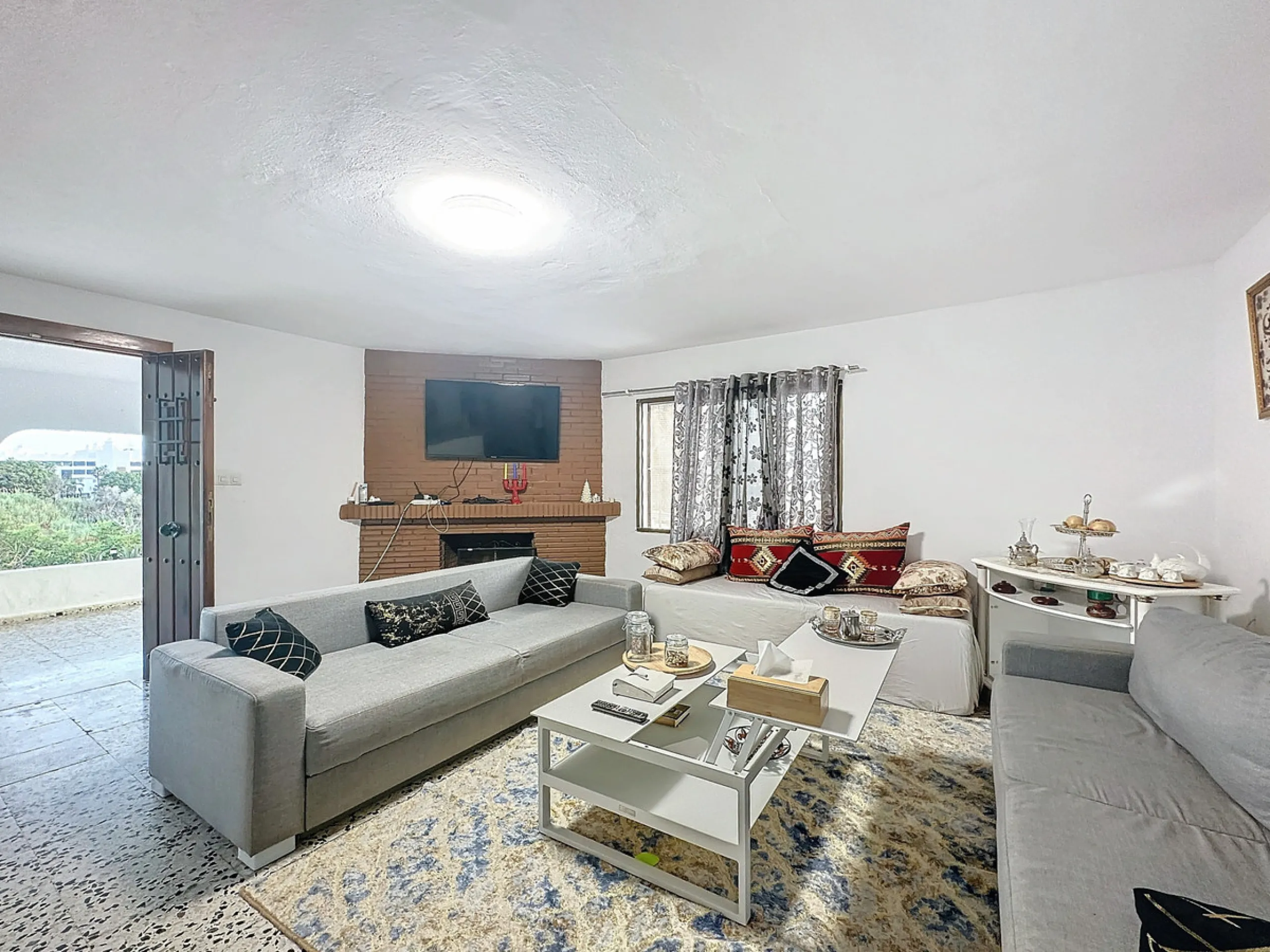 Located in the charming area of Seghers, in Estepona, this large rustic estate of 2,760 m² offers a unique opportunity to enjoy the tranquility of the countryside without giving up the proximity of essential services.