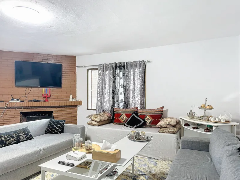 Located in the charming area of Seghers, in Estepona, this large rustic estate of 2,760 m² offers a unique opportunity to enjoy the tranquility of the countryside without giving up the proximity of essential services.