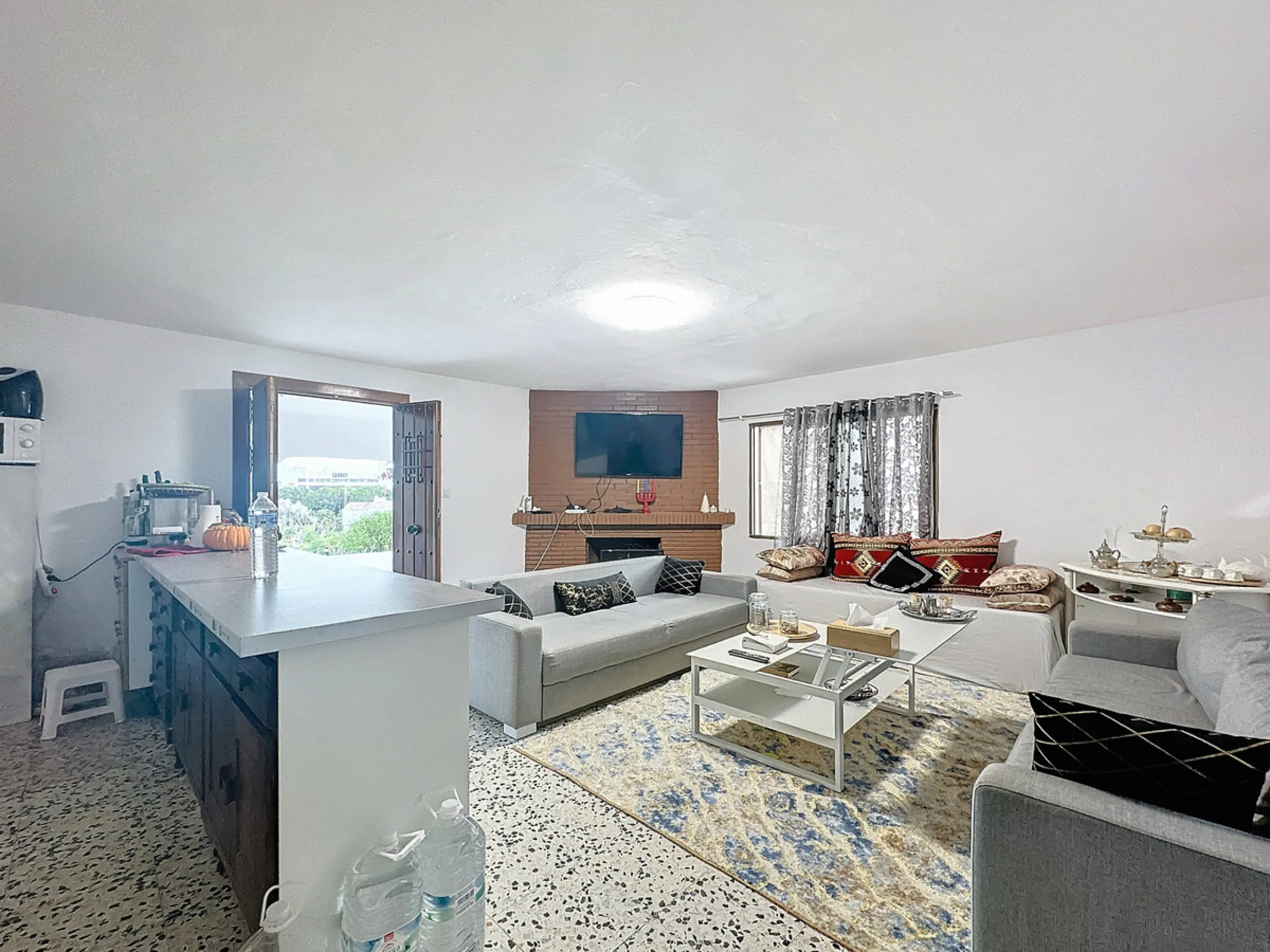 Located in the charming area of Seghers, in Estepona, this large rustic estate of 2,760 m² offers a unique opportunity to enjoy the tranquility of the countryside without giving up the proximity of essential services.