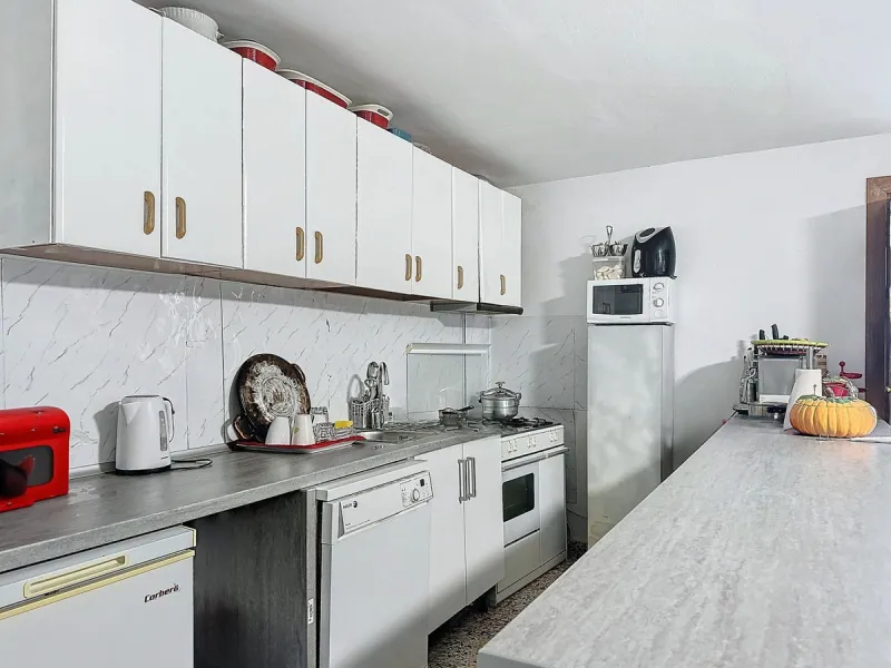 Located in the charming area of Seghers, in Estepona, this large rustic estate of 2,760 m² offers a unique opportunity to enjoy the tranquility of the countryside without giving up the proximity of essential services.