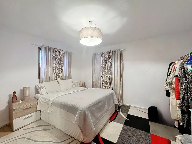 Located in the charming area of Seghers, in Estepona, this large rustic estate of 2,760 m² offers a unique opportunity to enjoy the tranquility of the countryside without giving up the proximity of essential services.