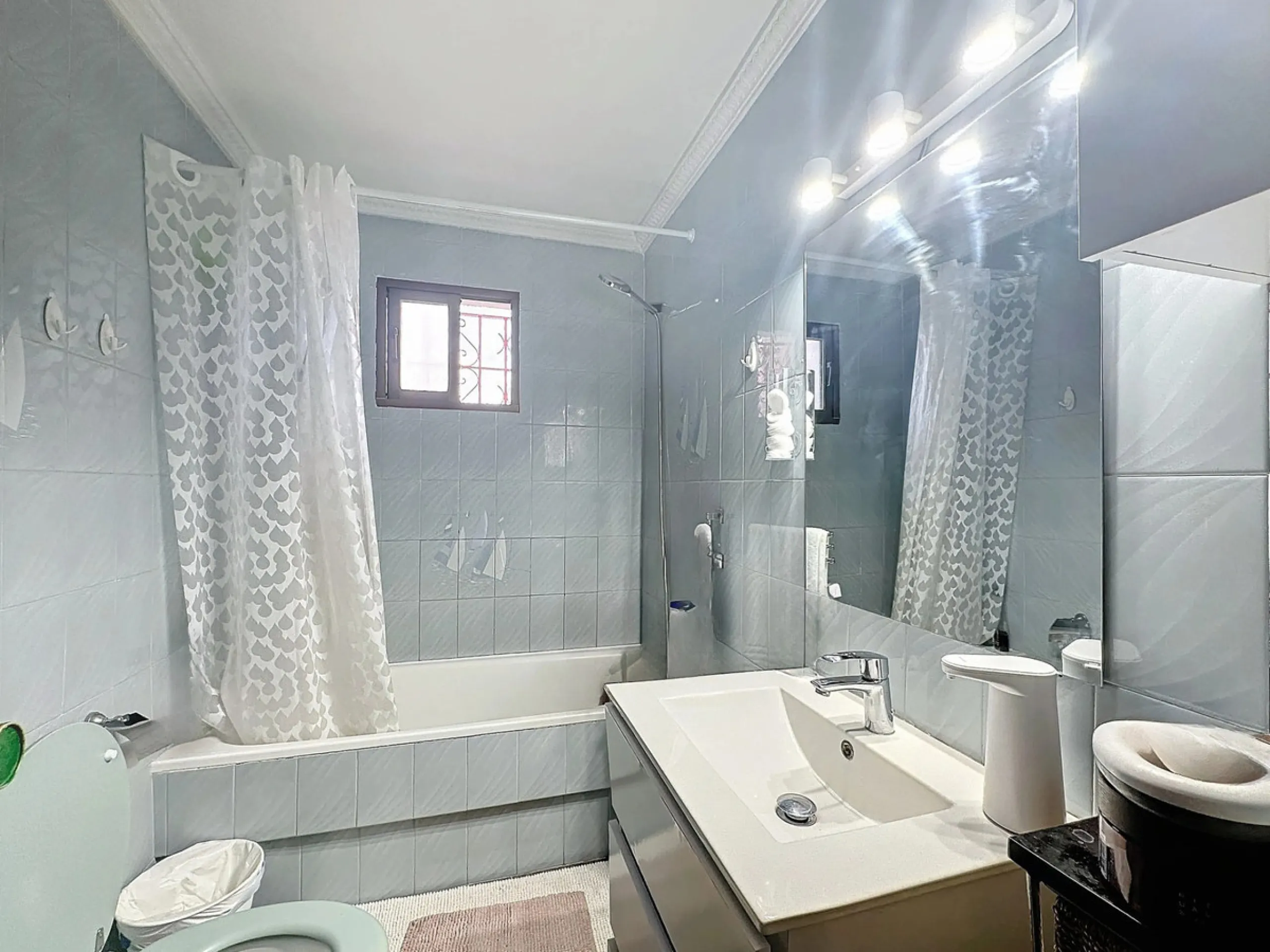 Located in the charming area of Seghers, in Estepona, this large rustic estate of 2,760 m² offers a unique opportunity to enjoy the tranquility of the countryside without giving up the proximity of essential services.