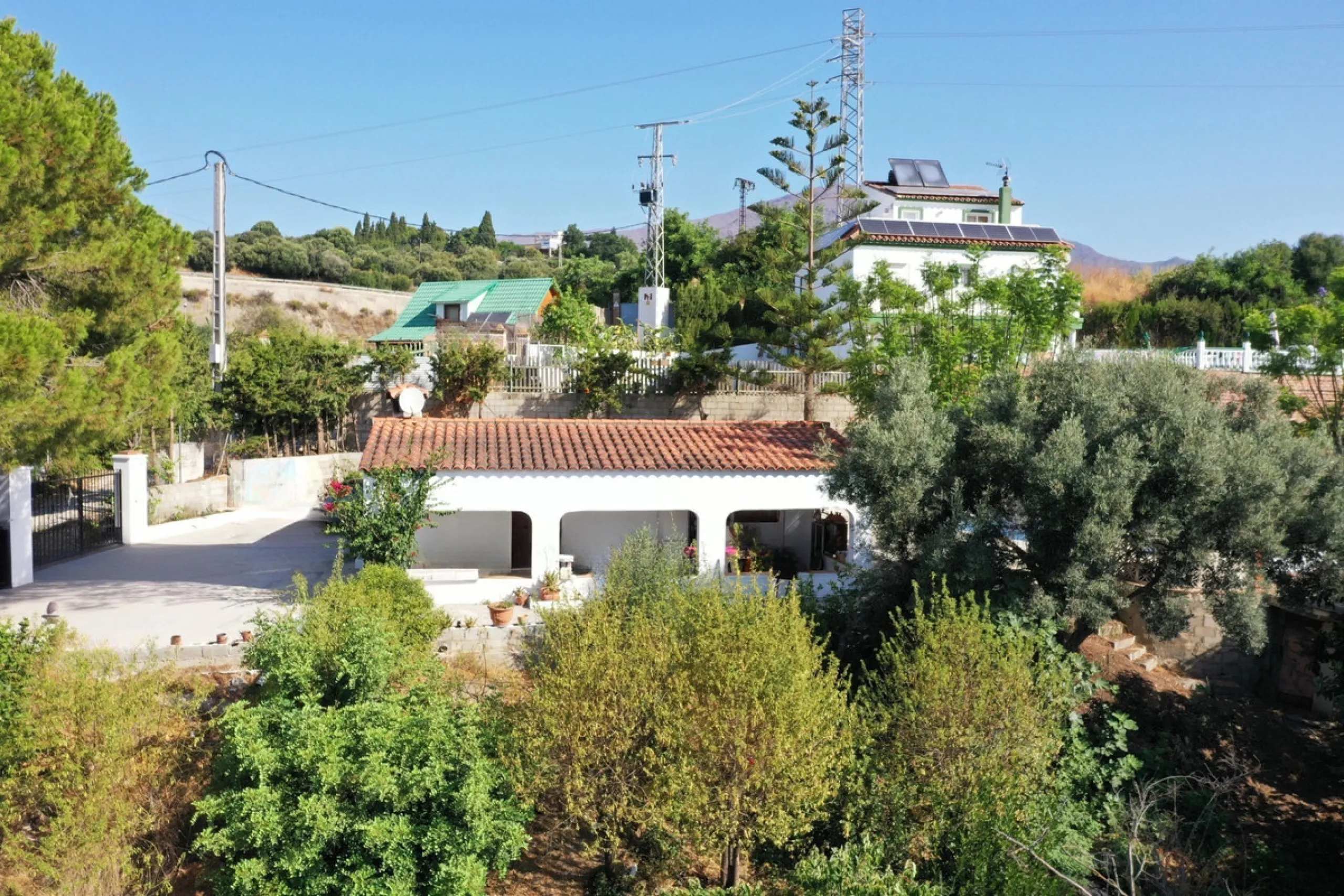 Located in the charming area of Seghers, in Estepona, this large rustic estate of 2,760 m² offers a unique opportunity to enjoy the tranquility of the countryside without giving up the proximity of essential services.