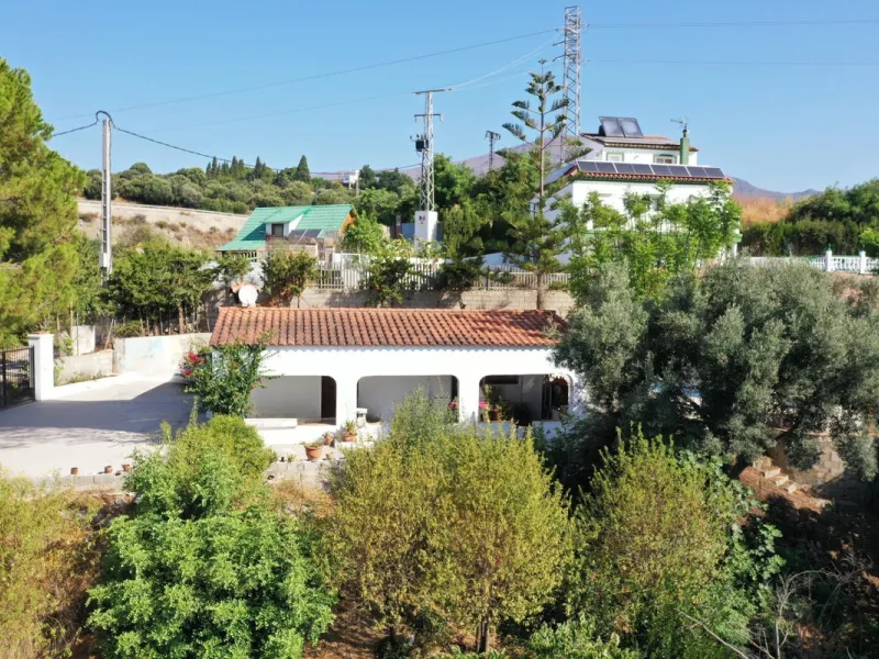 Located in the charming area of Seghers, in Estepona, this large rustic estate of 2,760 m² offers a unique opportunity to enjoy the tranquility of the countryside without giving up the proximity of essential services.